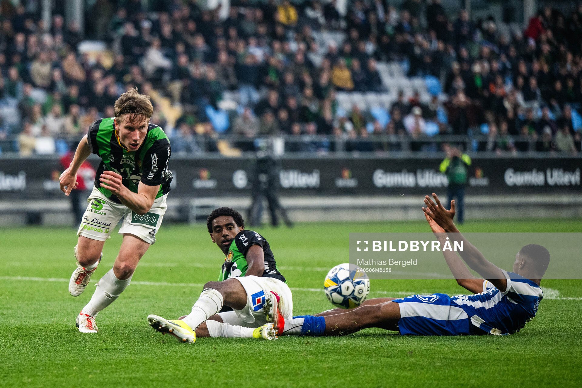 GAIS Robin Frej och Harun Ibrahim i kamp om bollen med IFK