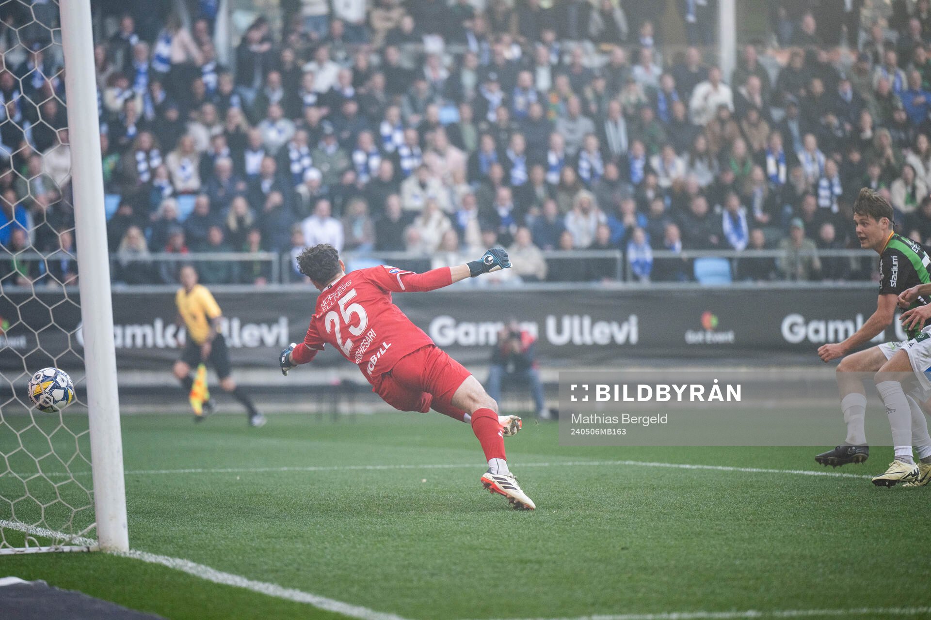 GAIS Axel Henriksson gör 1-0 bakom IFK Göteborgs målvakt