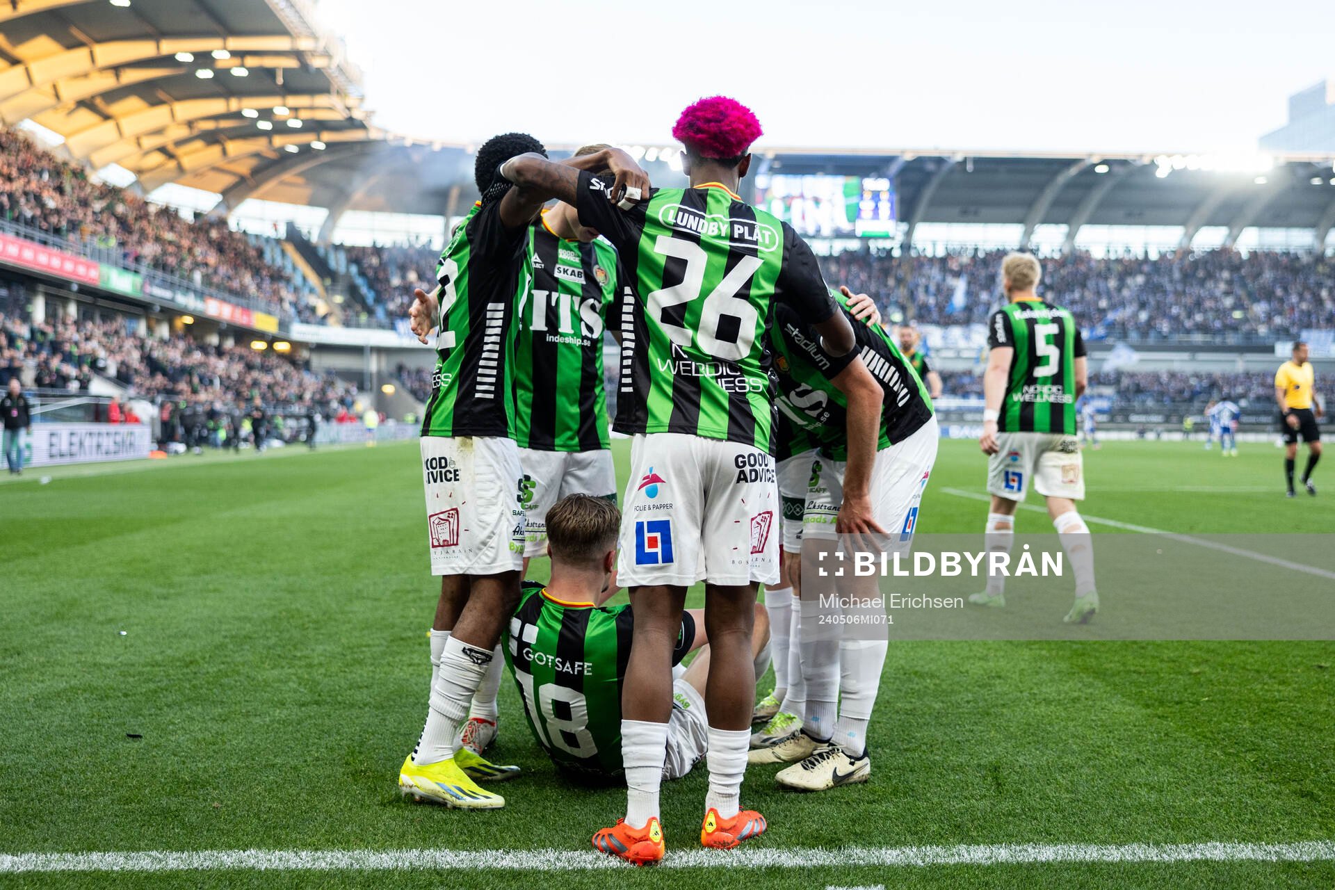 GAIS Alexander Ahl Holmström jublar med lagkamrater