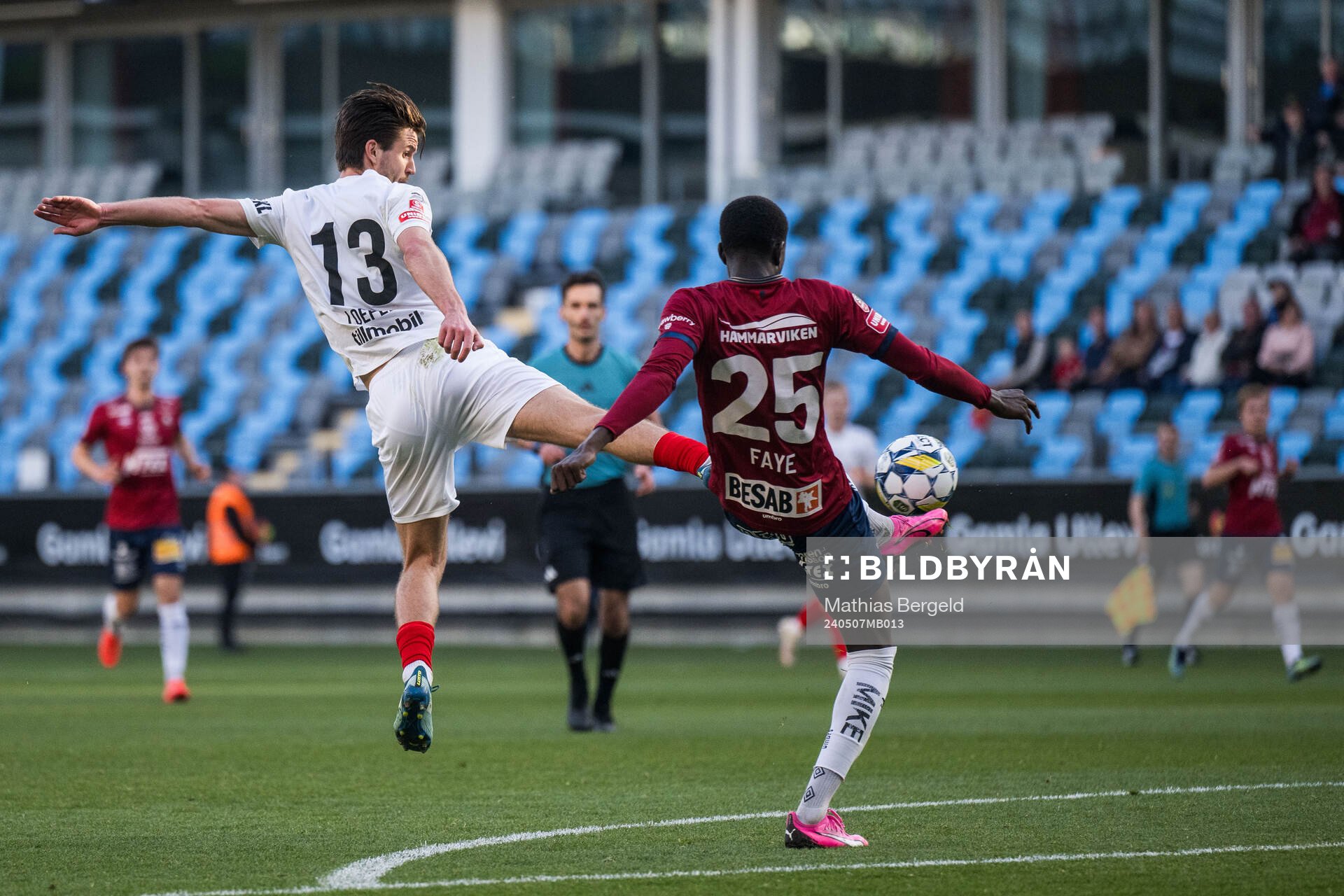 Helsingborgs Wilhelm Loeper och Örgrytes Abdoulaye Faye