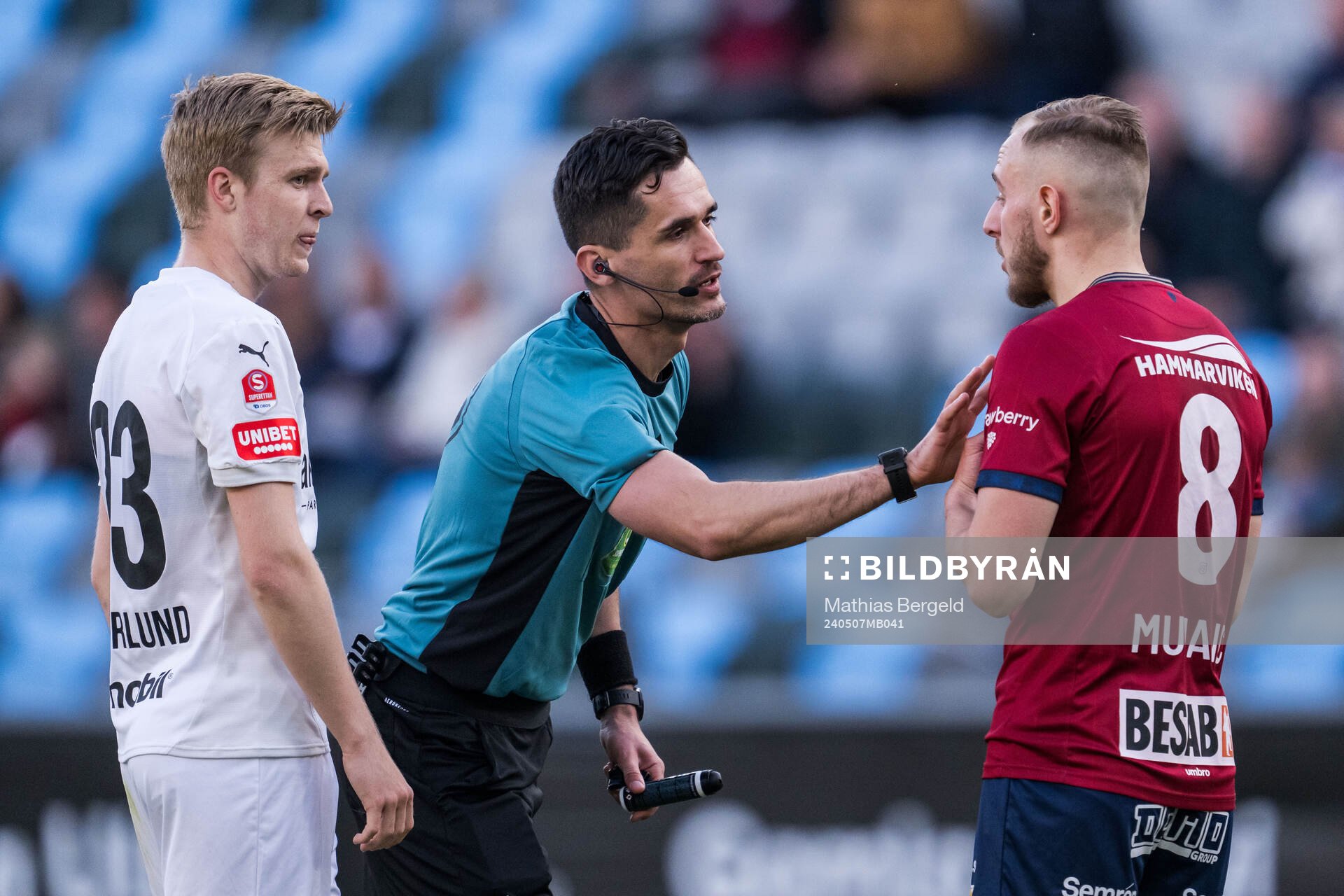 Helsingborgs William Westerlund och Domare Fikret Buqa och