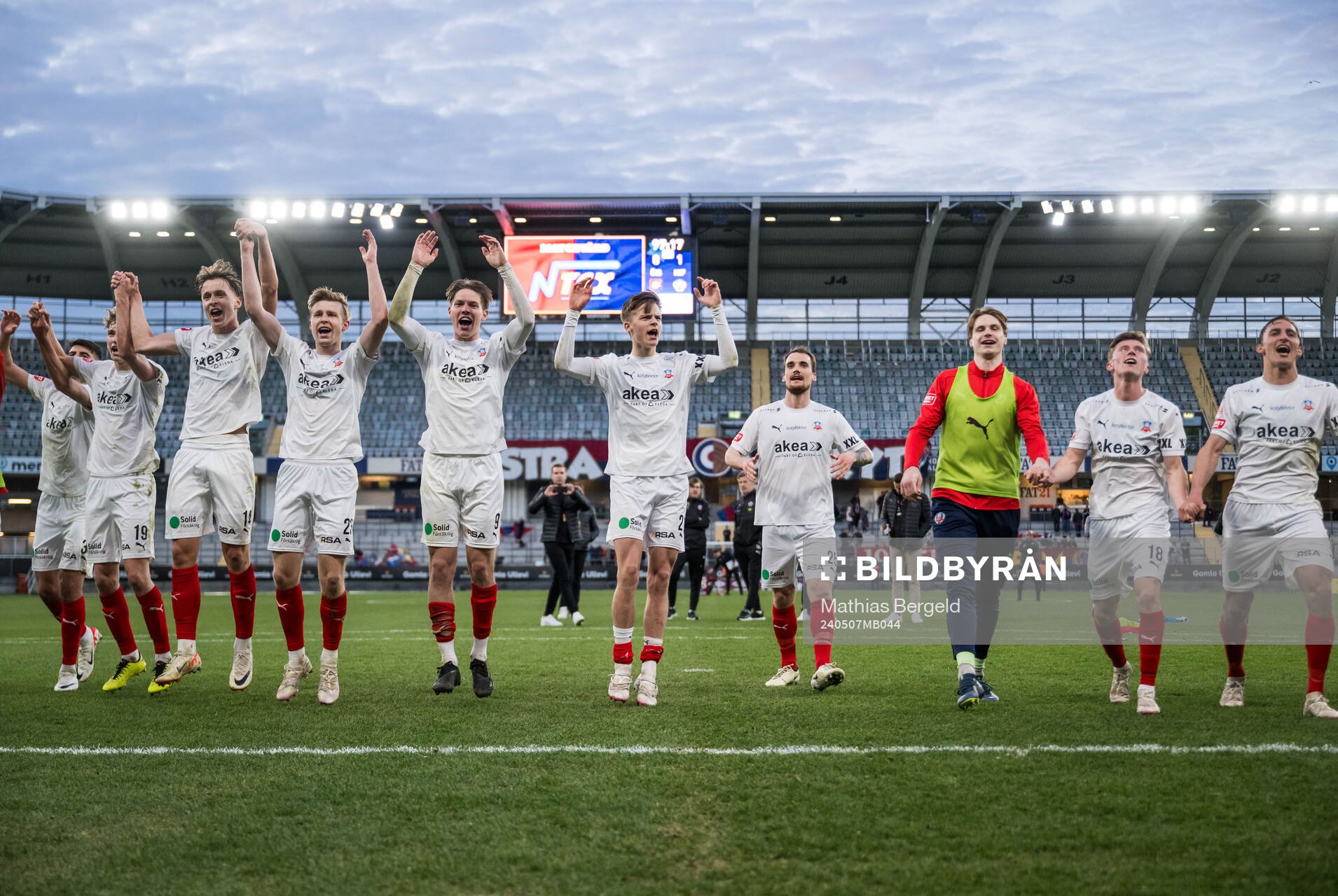 Helsingborgs Adrian Svanbäck jublar med lagkamrater efter fotbollsmatchen i Superettan mellan Örgryte och Helsingborg den 7 maj 2024 i Göteborg.
