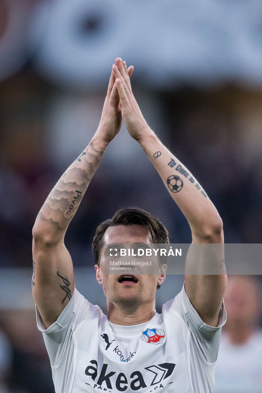 Helsingborgs Jon Birkfeldt jublar efter fotbollsmatchen i Superettan mellan Örgryte och Helsingborg den 7 maj 2024 i Göteborg. 