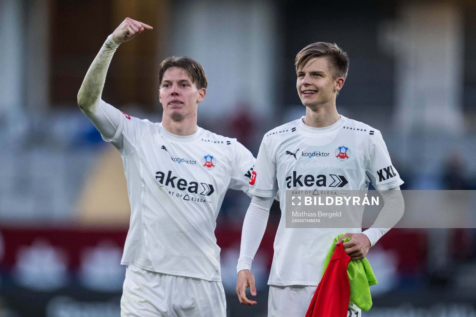 Helsingborgs Taylor Silverholt och Adrian Svanbäck jublar efter fotbollsmatchen i Superettan mellan Örgryte och Helsingborg den 7 maj 2024 i Göteborg.