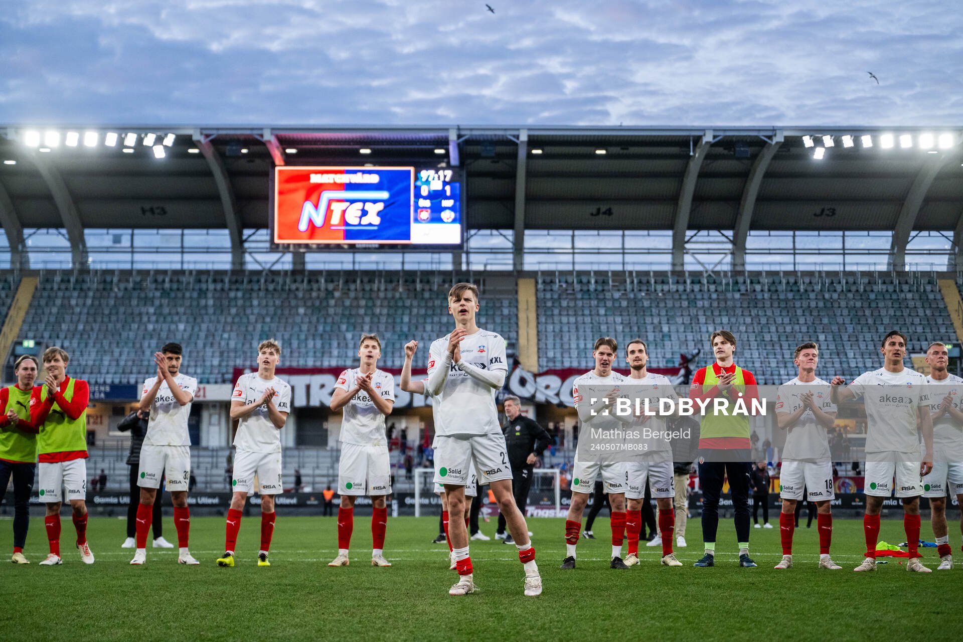 Helsingborgs Adrian Svanbäck och lagkamrater jublar