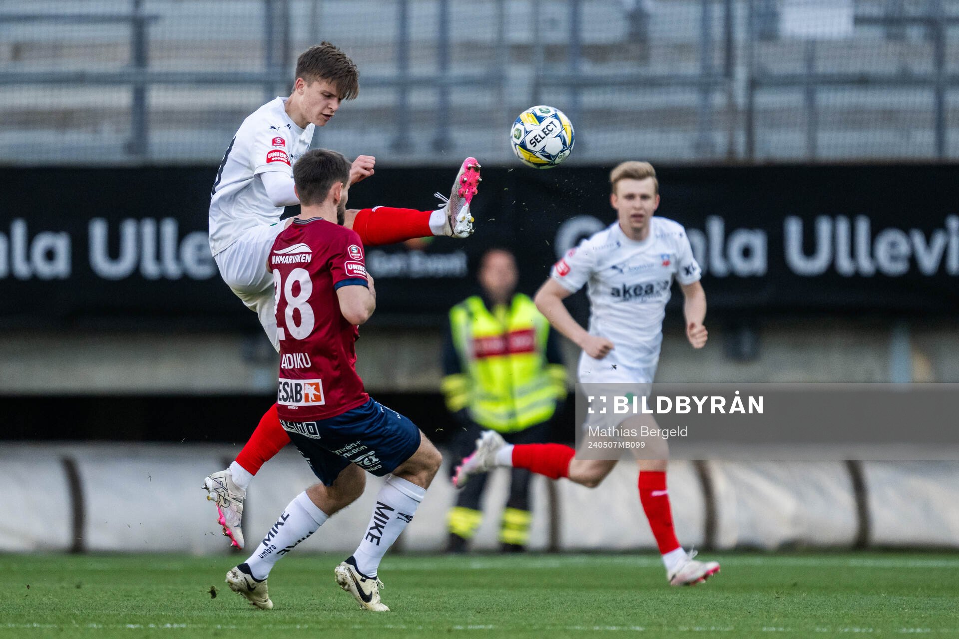 Helsingborgs Adrian Svanbäck och Örgrytes Erion Sadiku