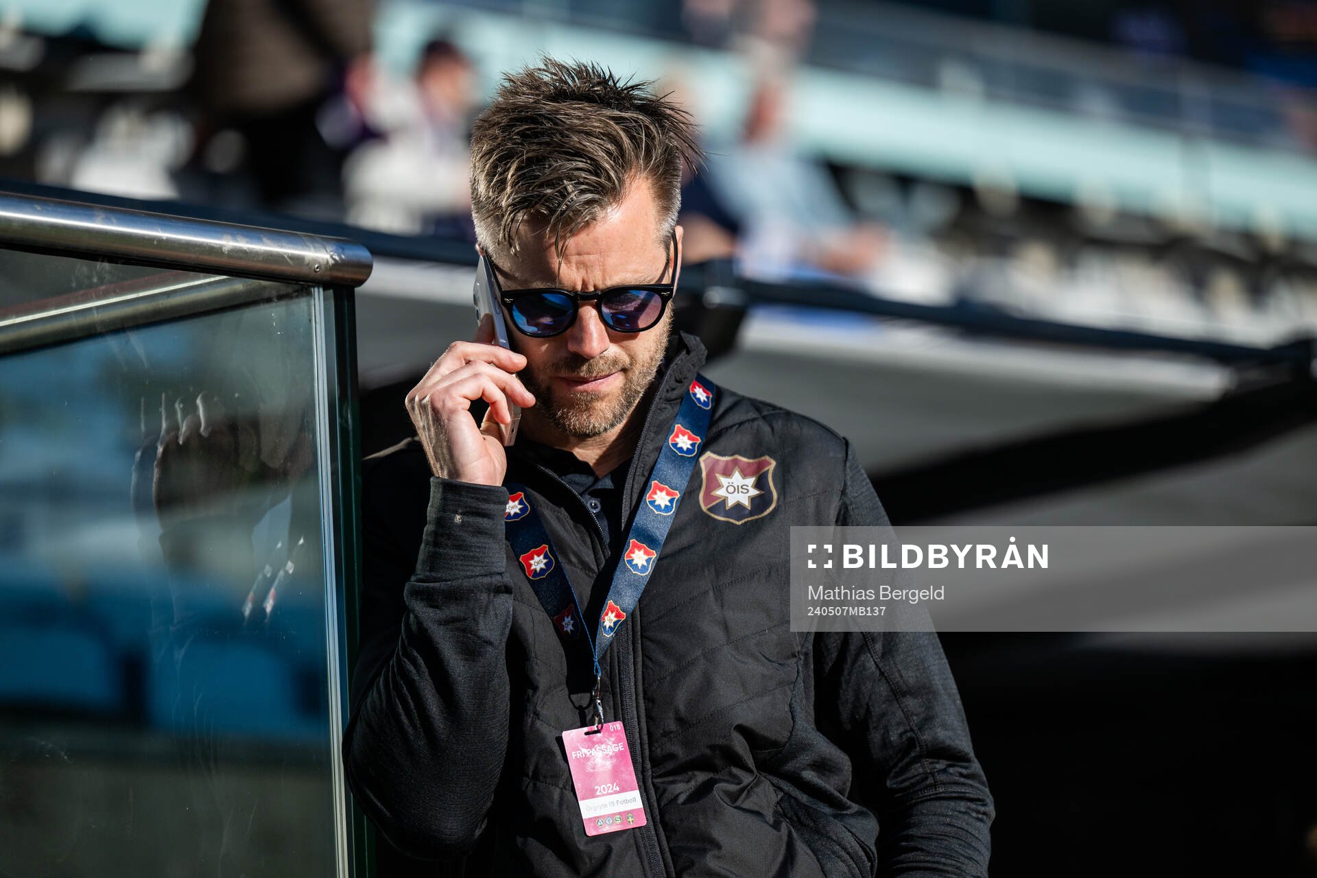 Örgrytes sportchef Pontus Farnerud pratar i telefon