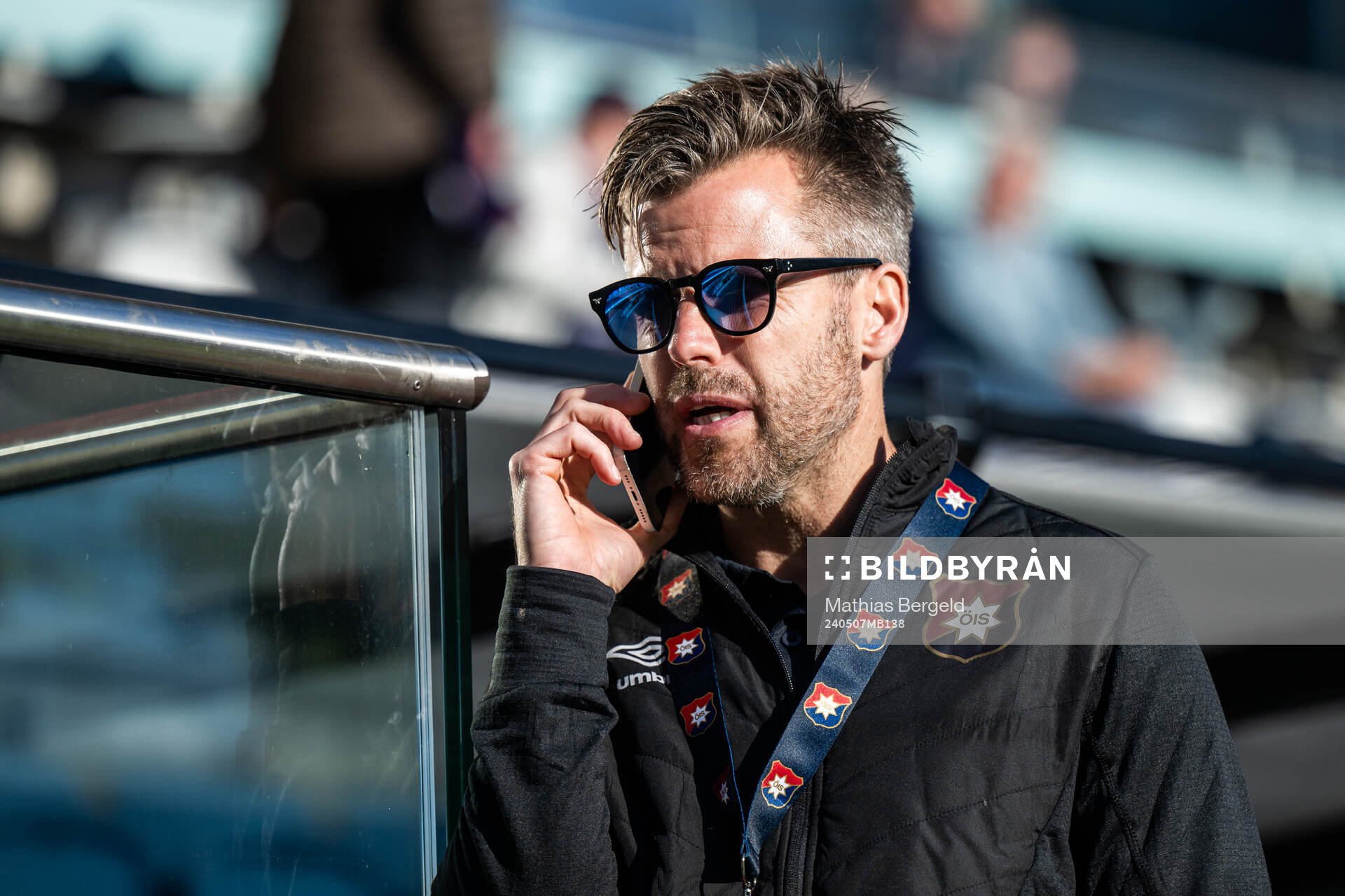 Örgrytes sportchef Pontus Farnerud pratar i telefon