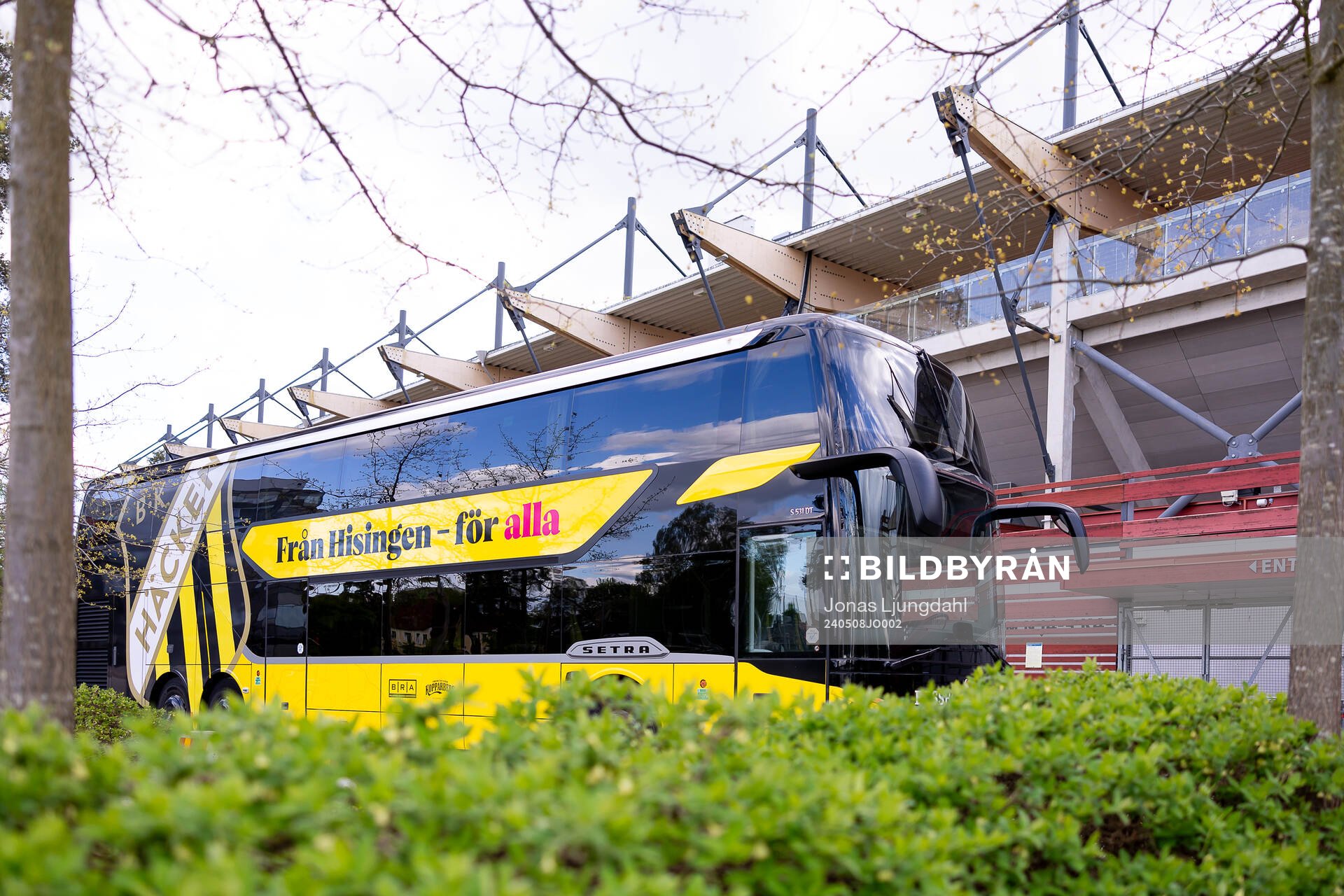 Häckens spelarbuss utanför Visma arena