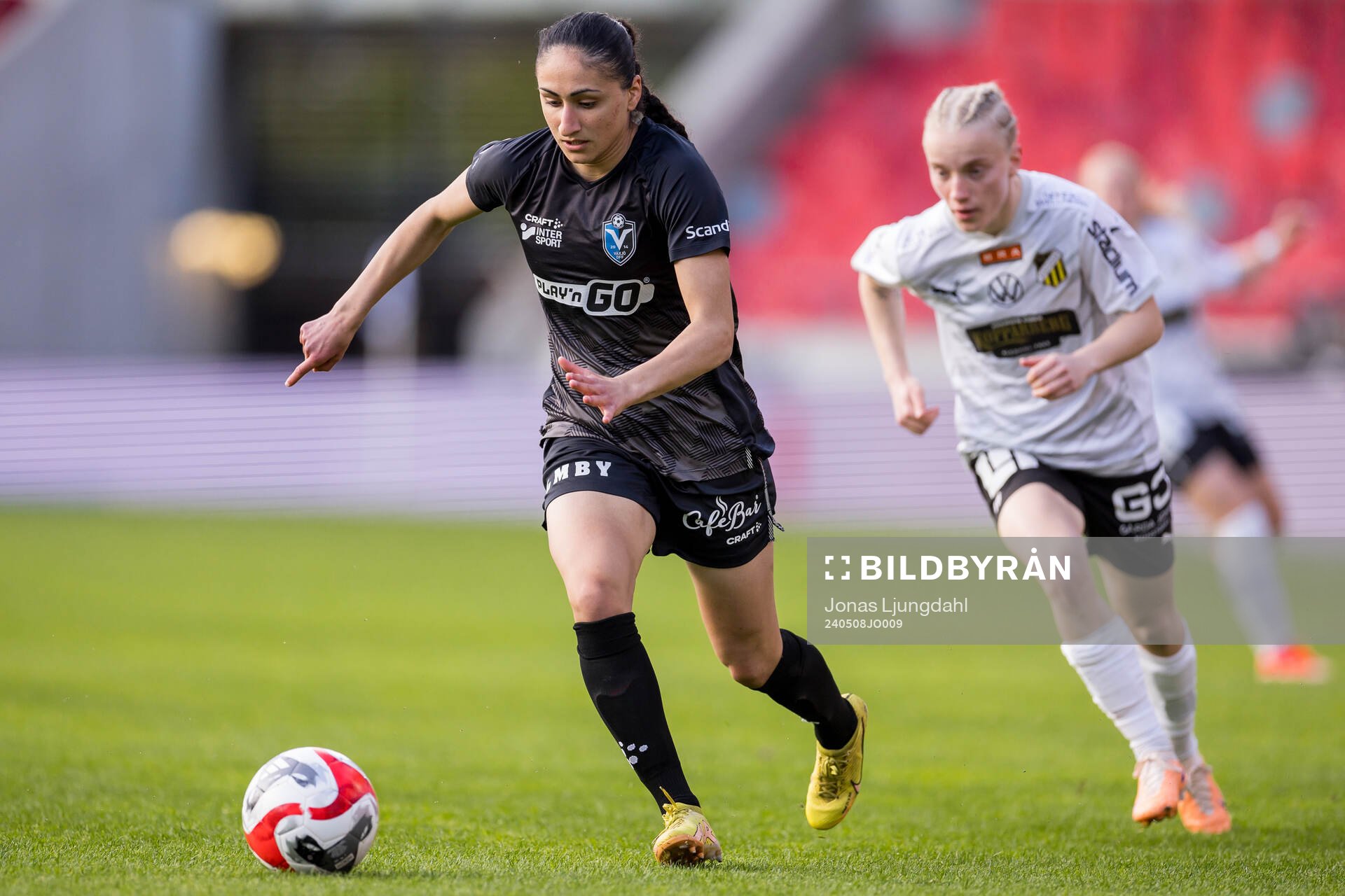 Växjö DFFs Nesrin Akgun och Häckens Anna Sandberg