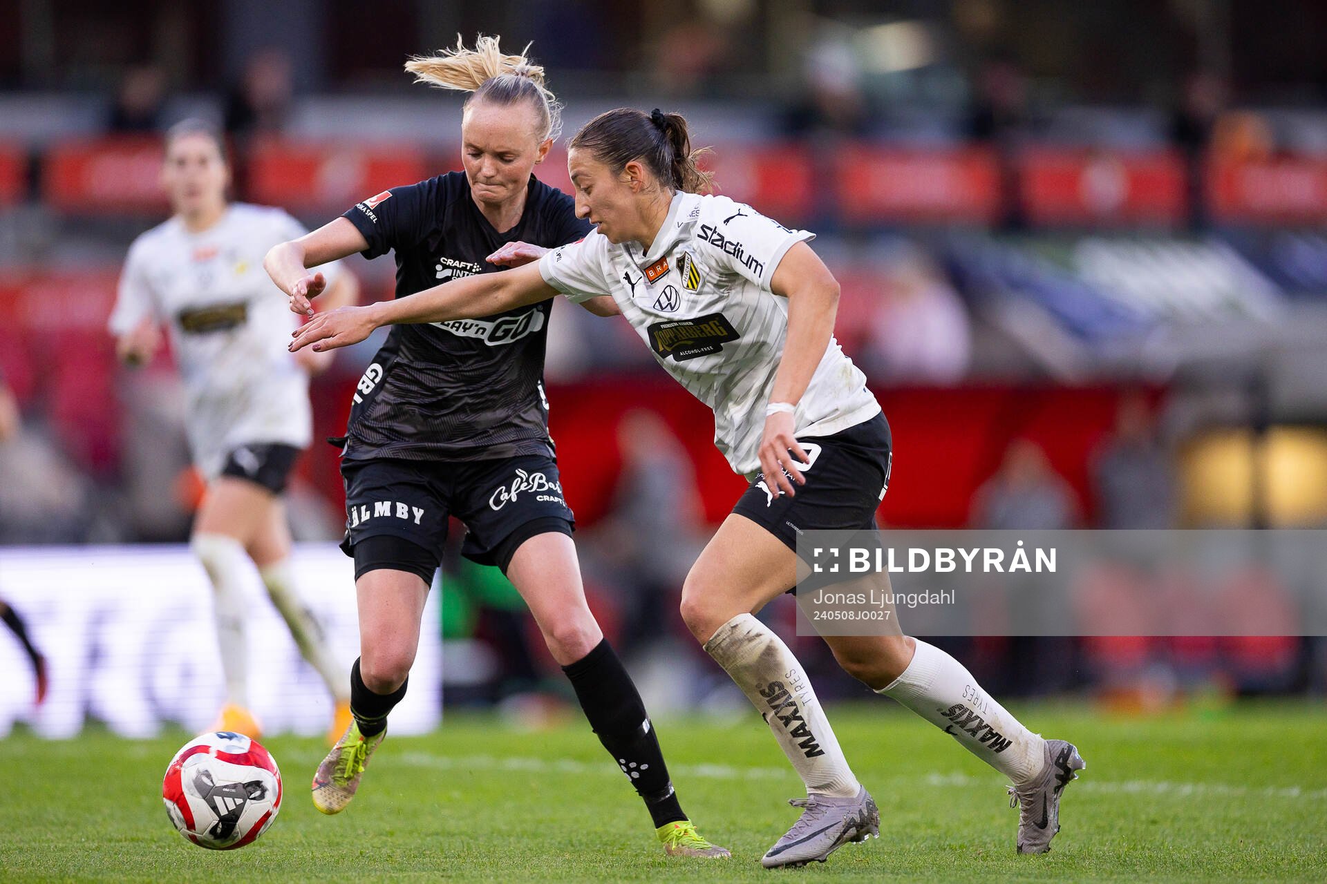 Växjö DFFs Emma Pennsäter och Häckens Rusul Rosa Kafaji