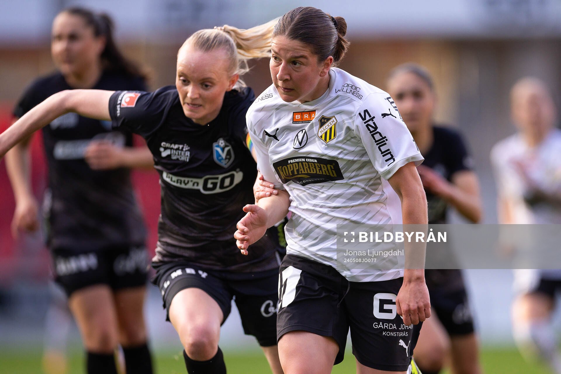 Växjö DFFs Emma Pennsäter och Häckens Ruby Grant