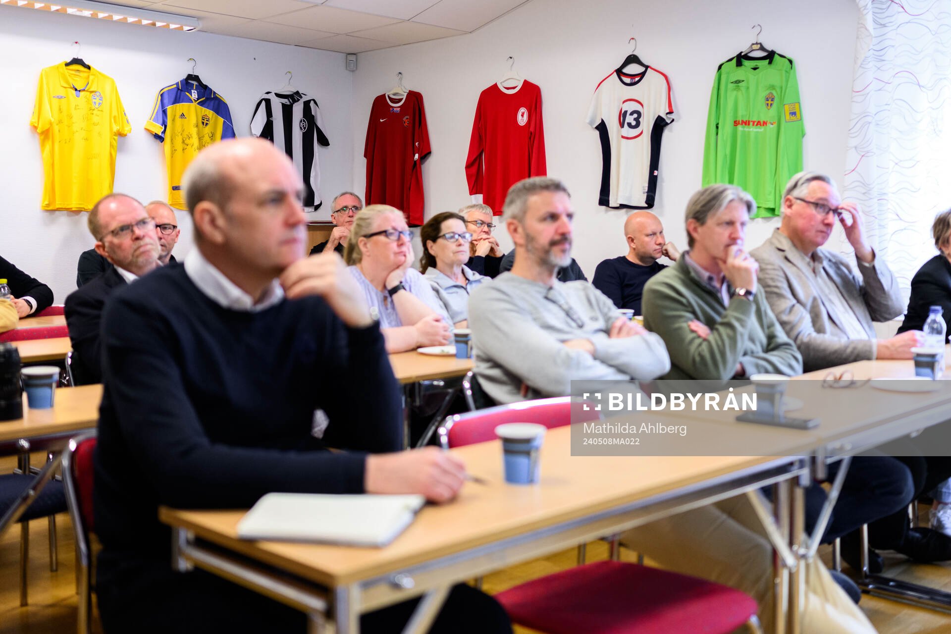 Fotbollströjor på väggarna vid ett möte hos Skånes