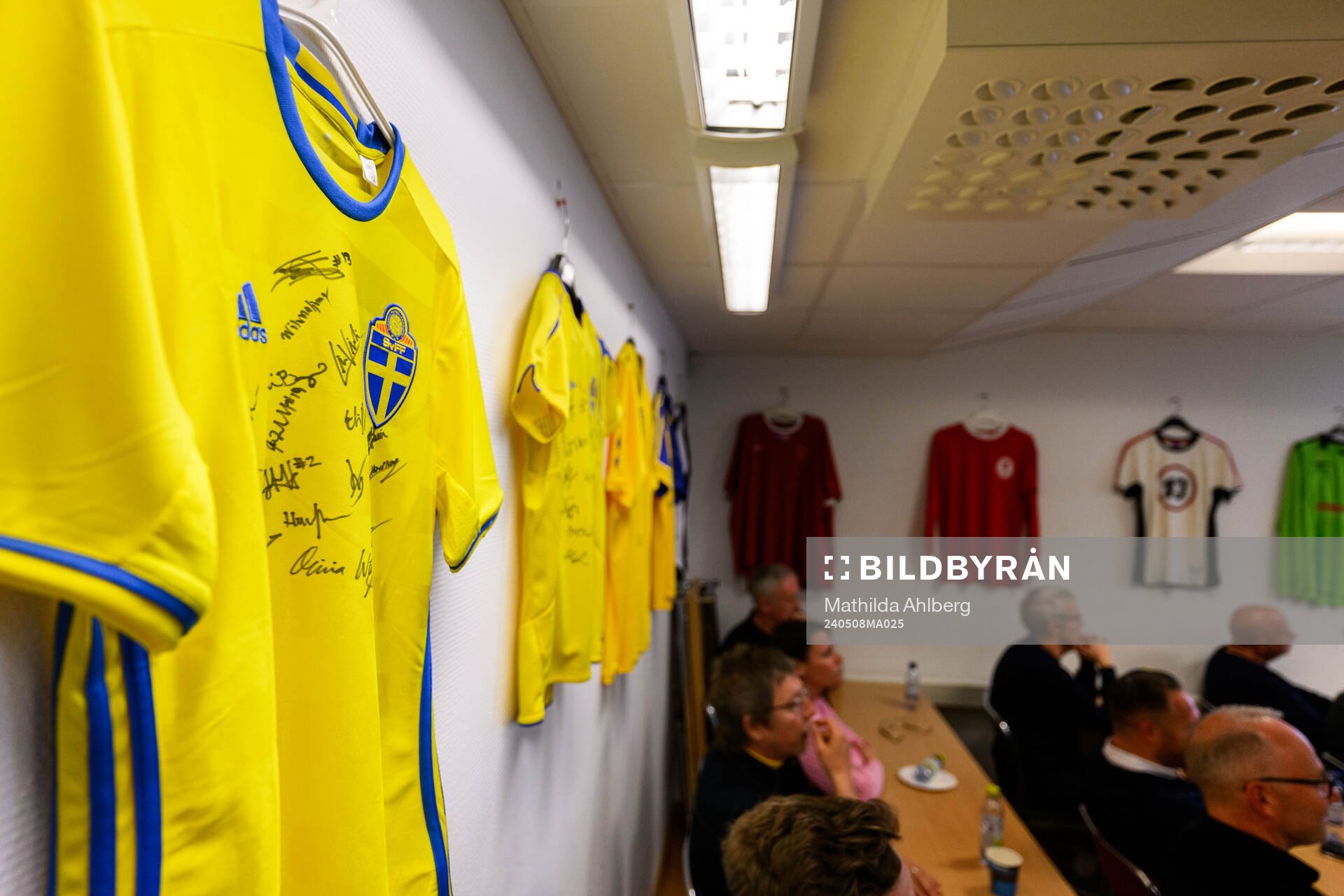 Fotbollströjor på väggarna vid ett möte hos Skånes