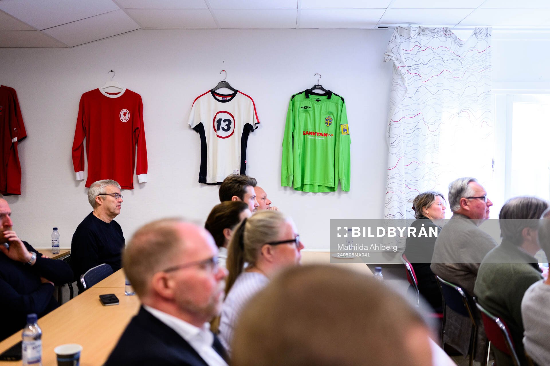 Fotbollströjor på väggarna vid ett möte hos Skånes