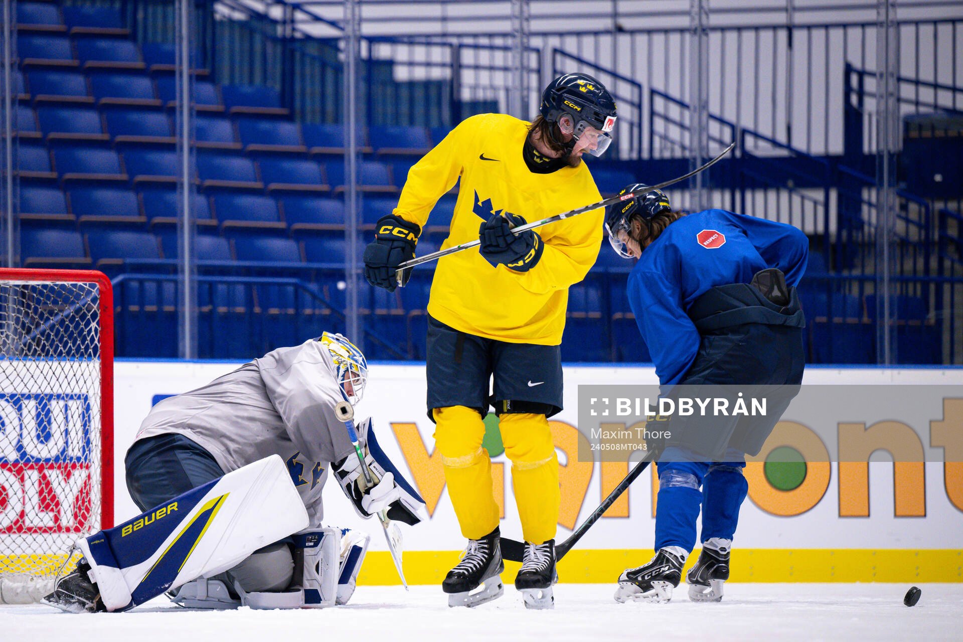 Linus Johansson and goaltender Jesper Wallstedt of Sweden