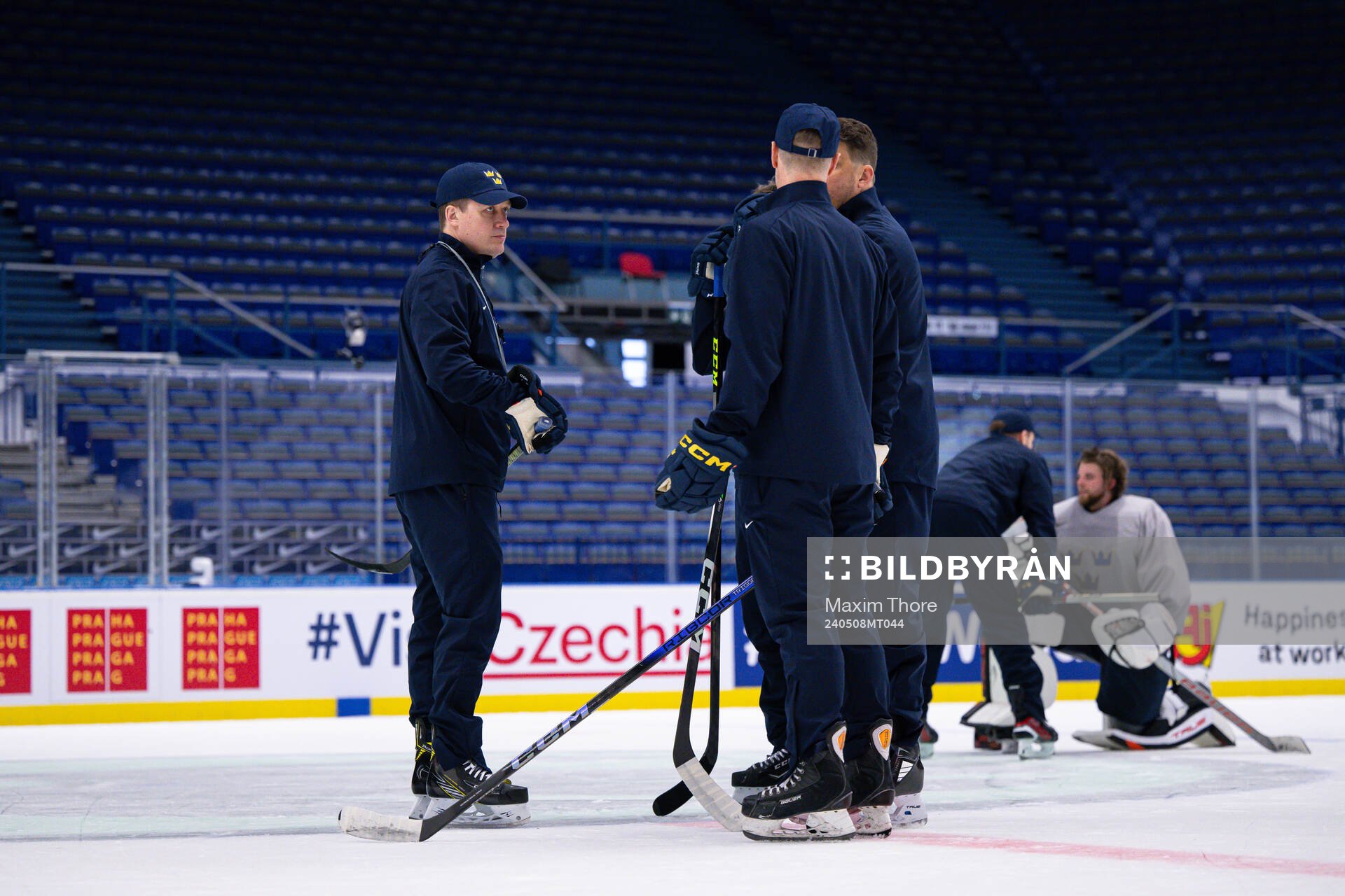 Head coach Sam Hallam of Sweden at a practice session