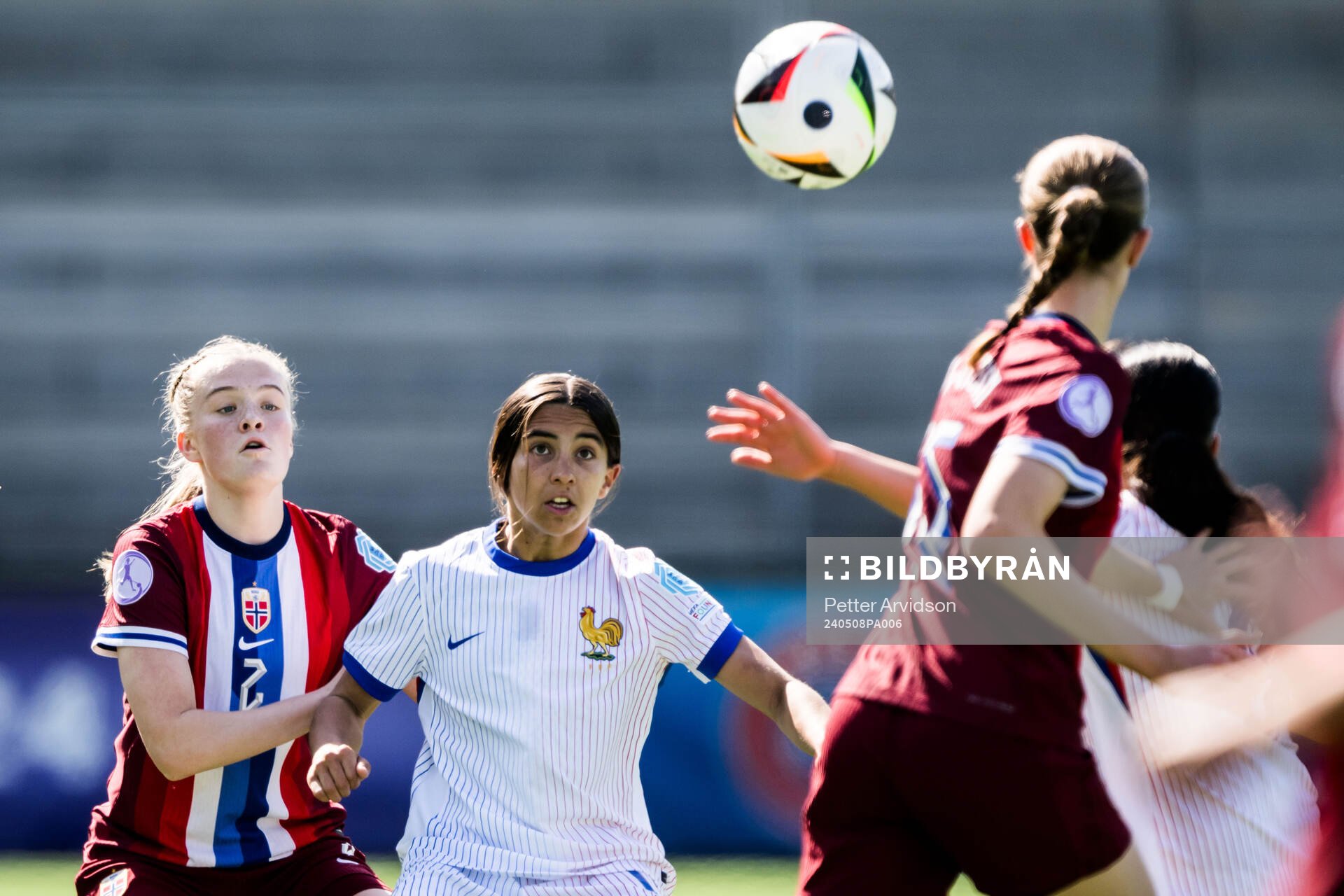 Ina Raaum Andreassen of Norway and Justine Rouquet of France