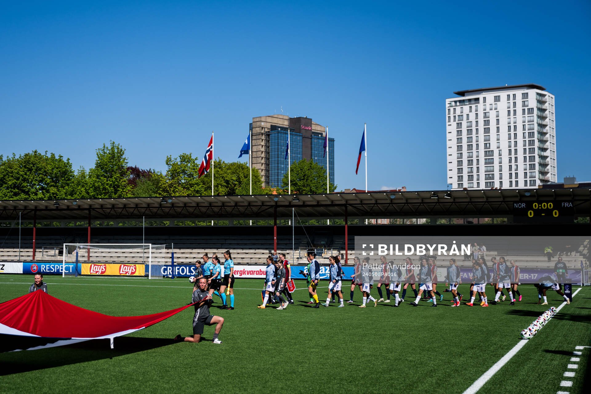 The players enter the pitch