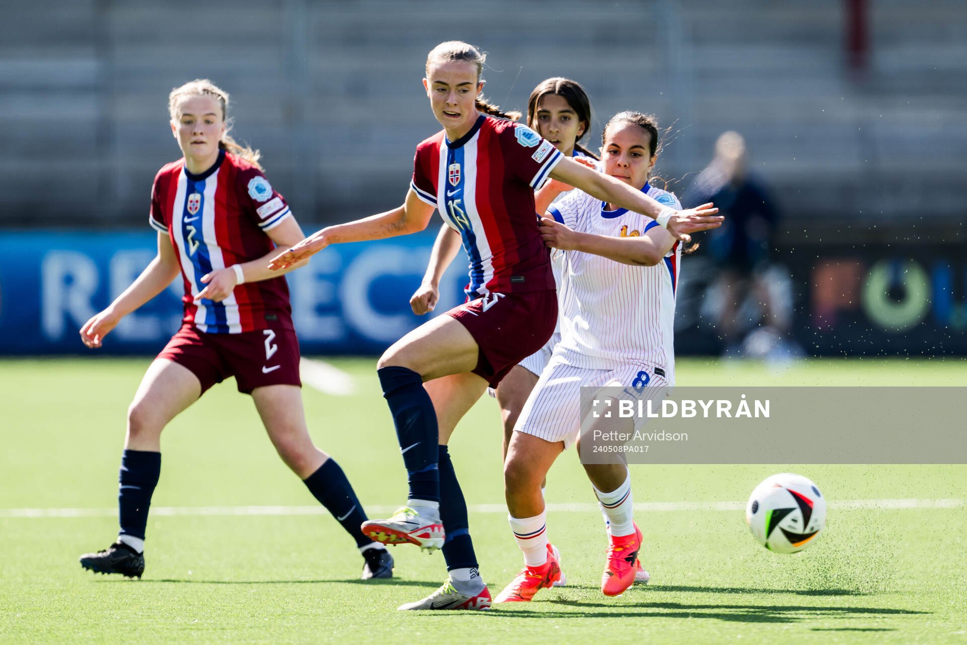 Elle Ulstein of Norway and Ambre Ouazar of France