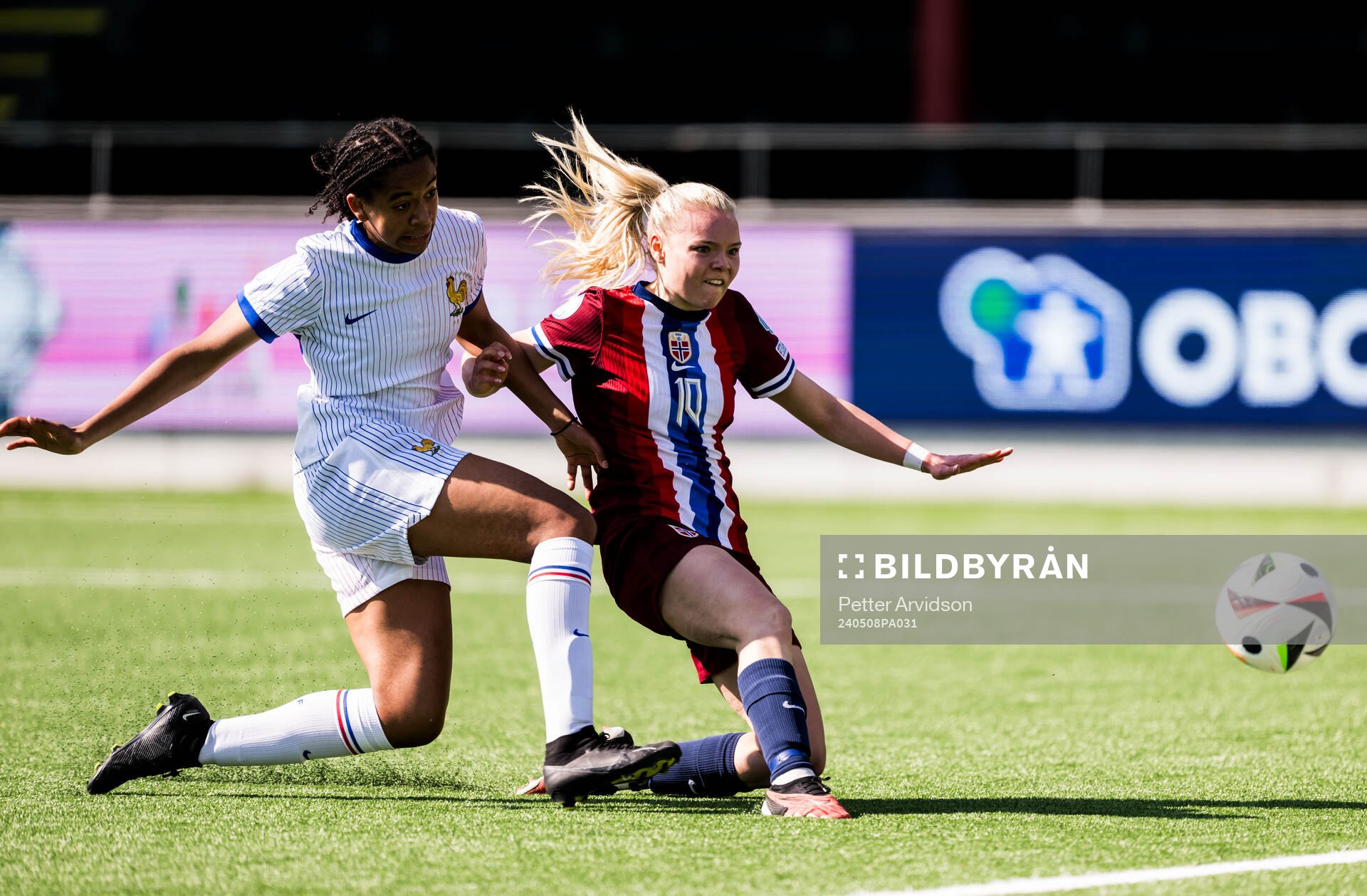 Médina Belaid of France and Anny Kerim-Lindland of Norway during the UEFA European Women’s Under-17 Championship match between Norway and France on May 8, 2024 in Malmö.