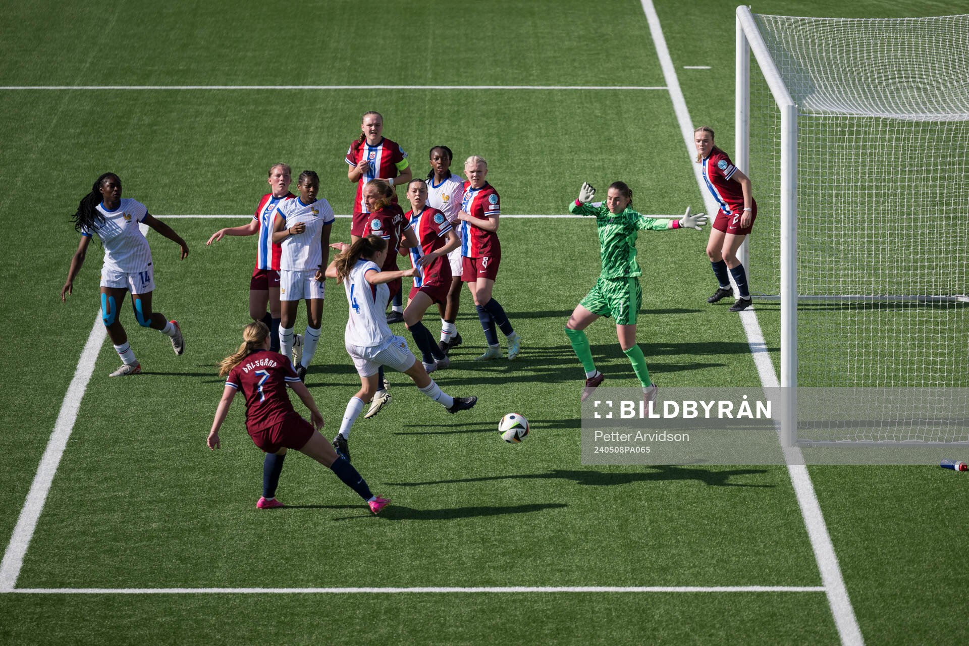 Hanna Krog of Norway and Valentine Sellenet of France during the UEFA European Women’s Under-17 Championship match between Norway and France on May 8, 2024 in Malmö. 