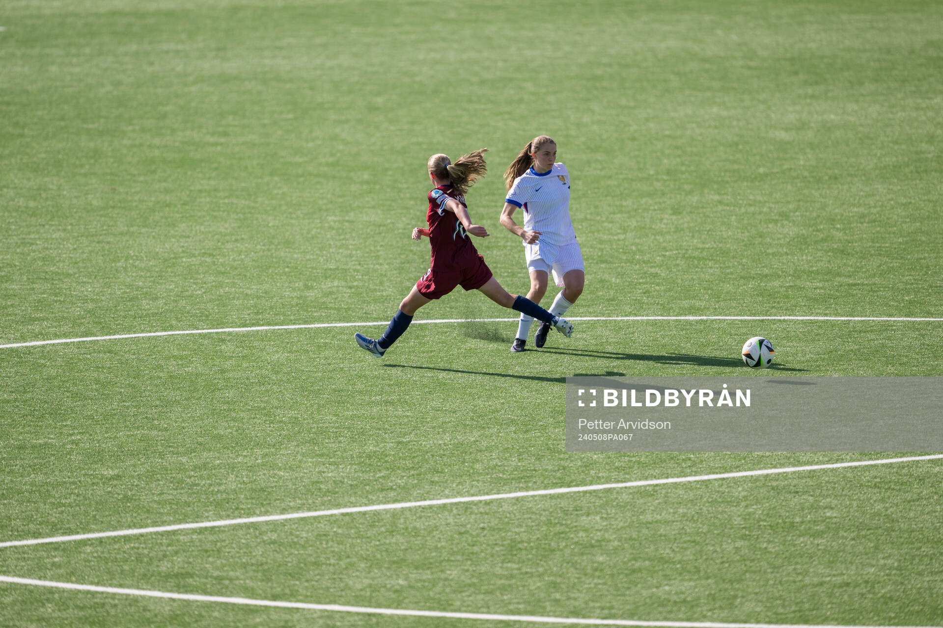 Anny Kerim-Lindland of Norway and Valentine Sellenet of France during the UEFA European Women’s Under-17 Championship match between Norway and France on May 8, 2024 in Malmö.