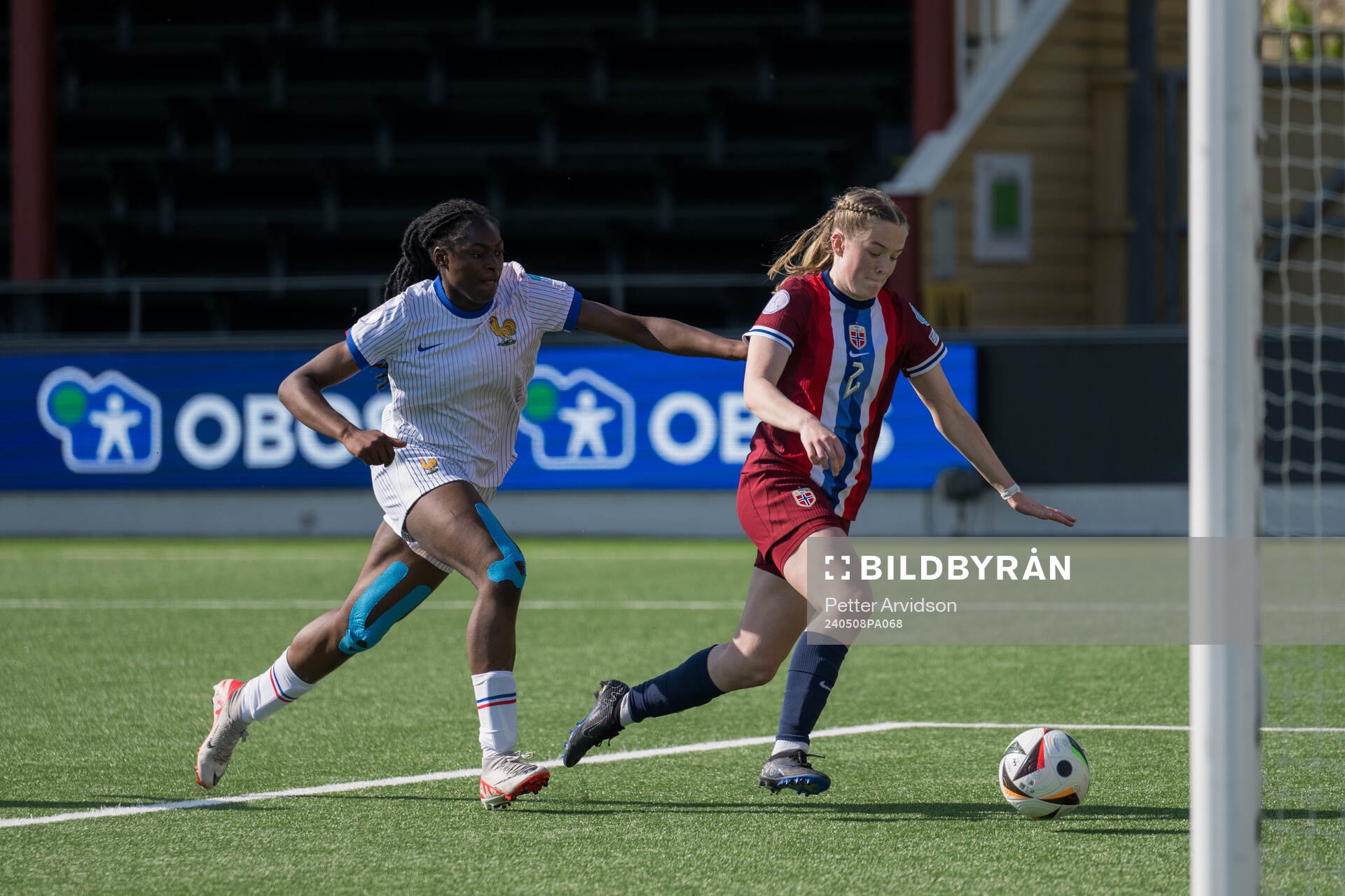 Rachael Abedini of France and Ina Raaum Andreassen of Norway