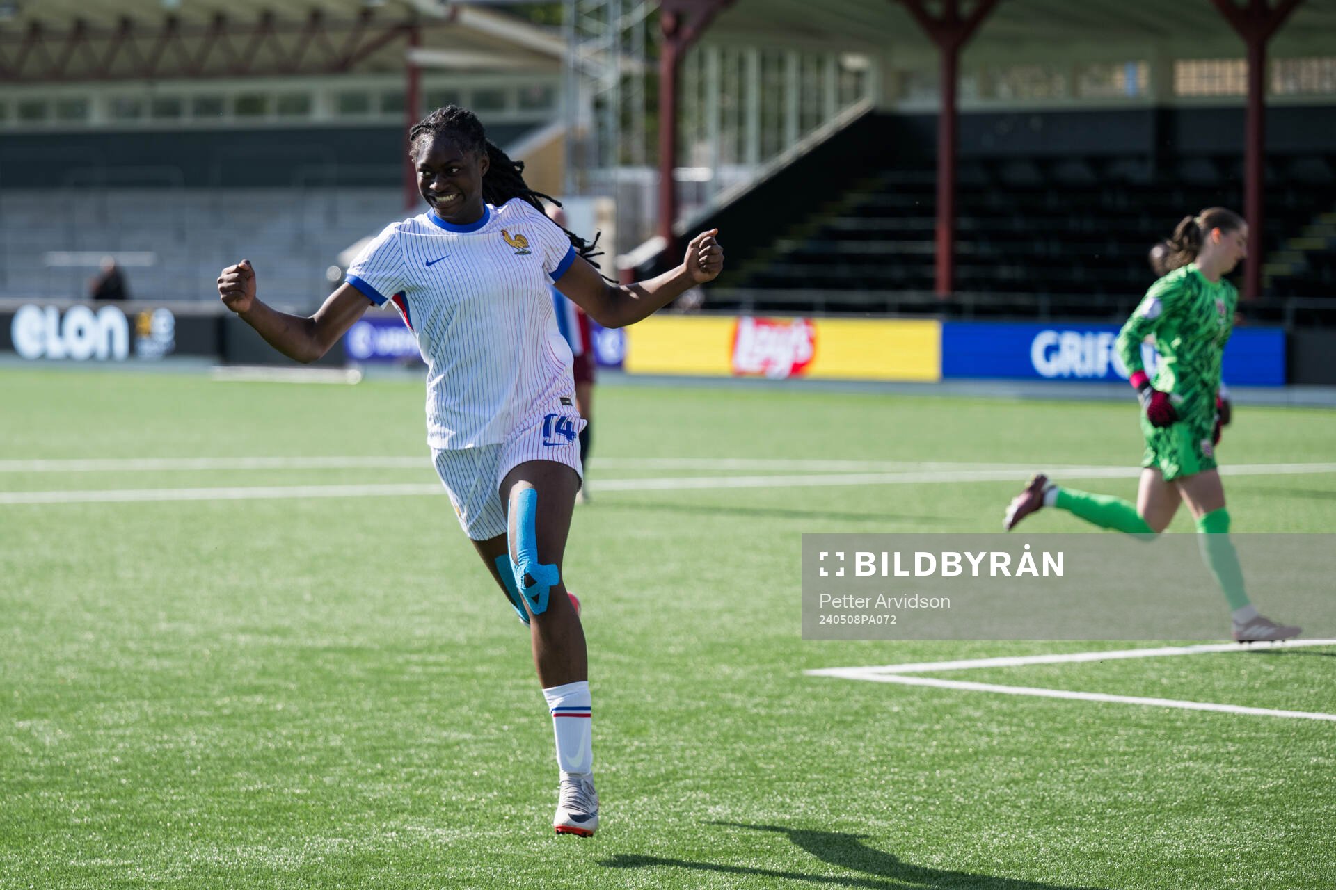 Rachael Abedini of France celebrates