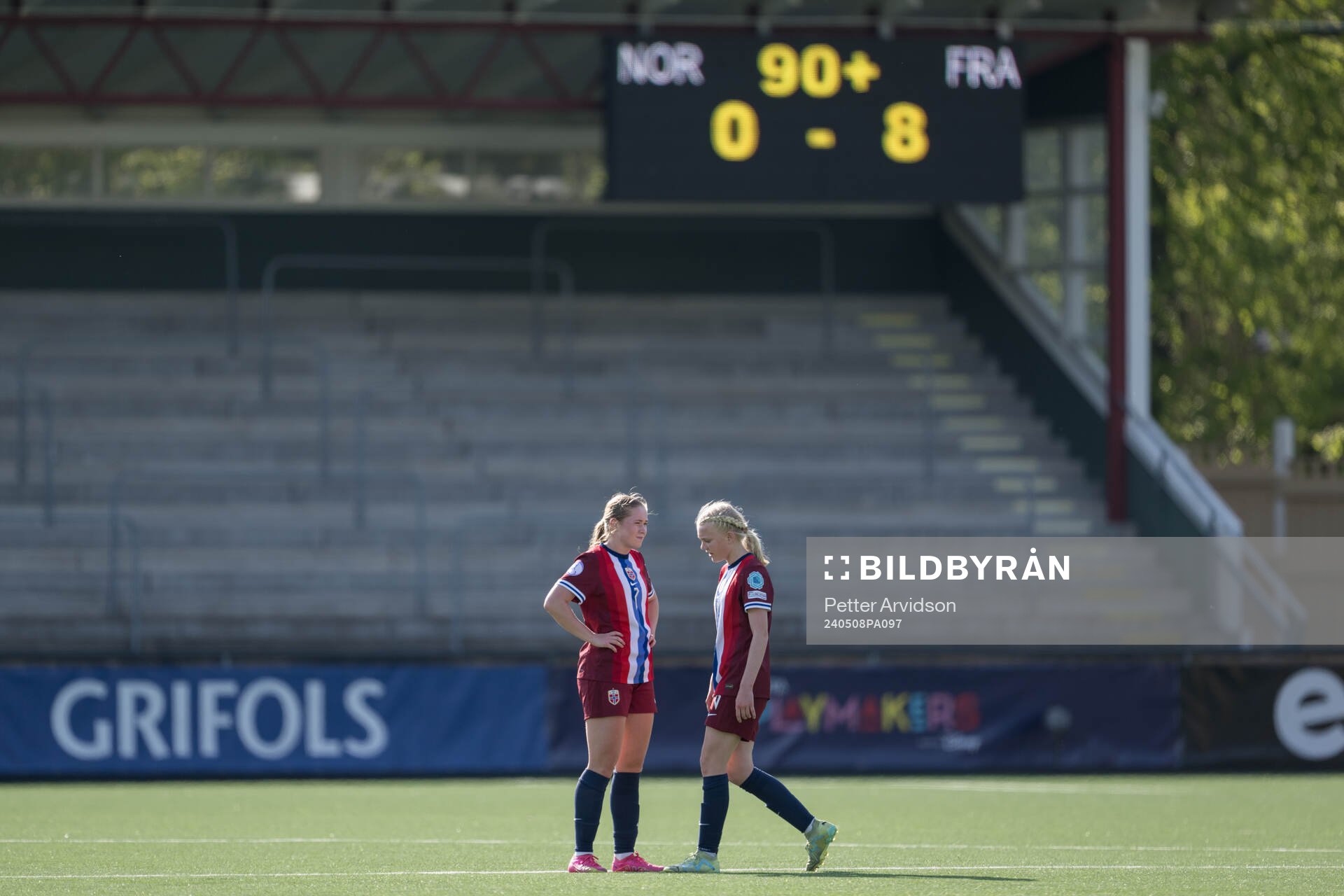 Malin Dalsgård and Linnea Holmesveen Moen of Norway looks