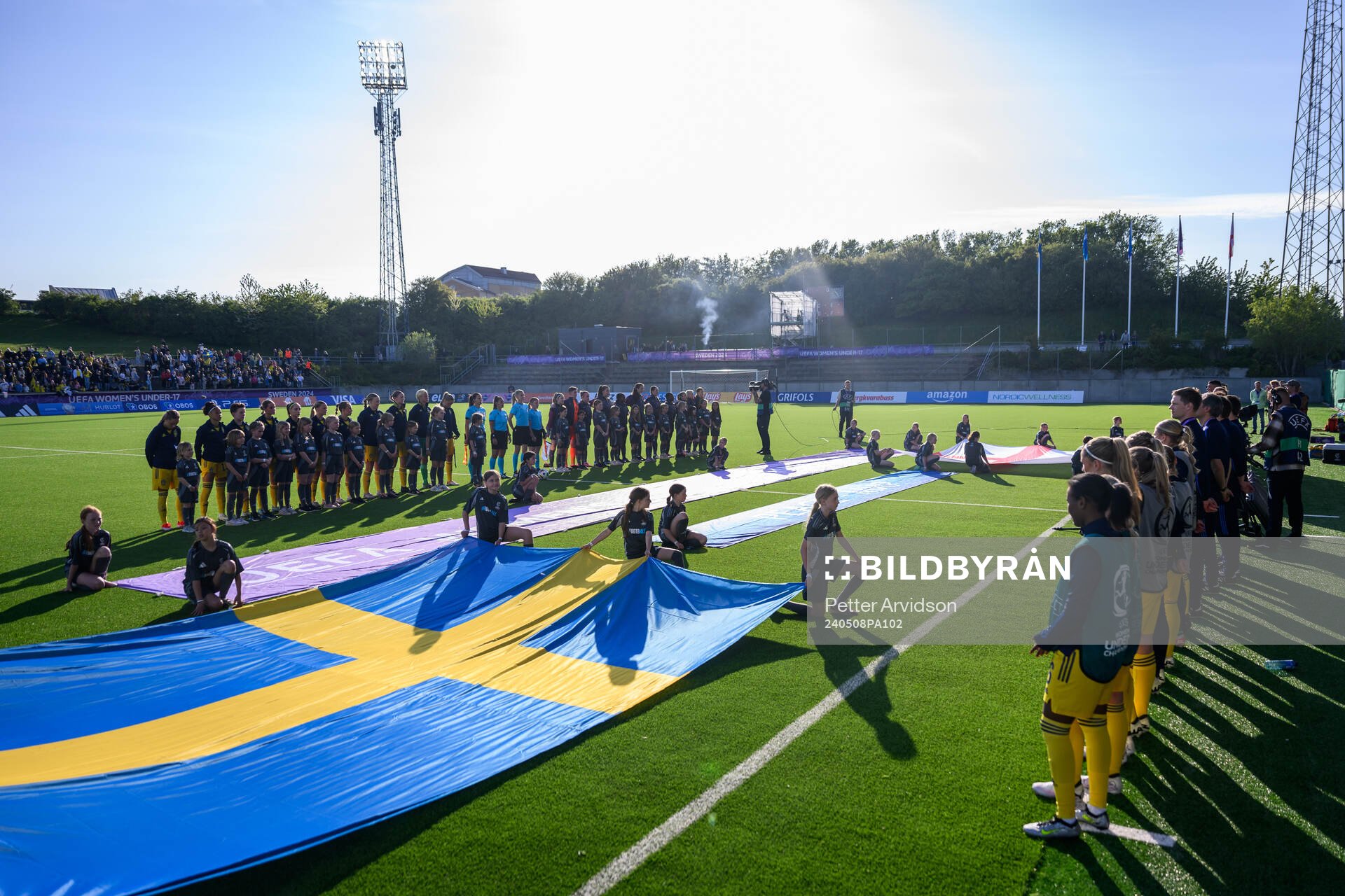 Players of of Sweden and of England