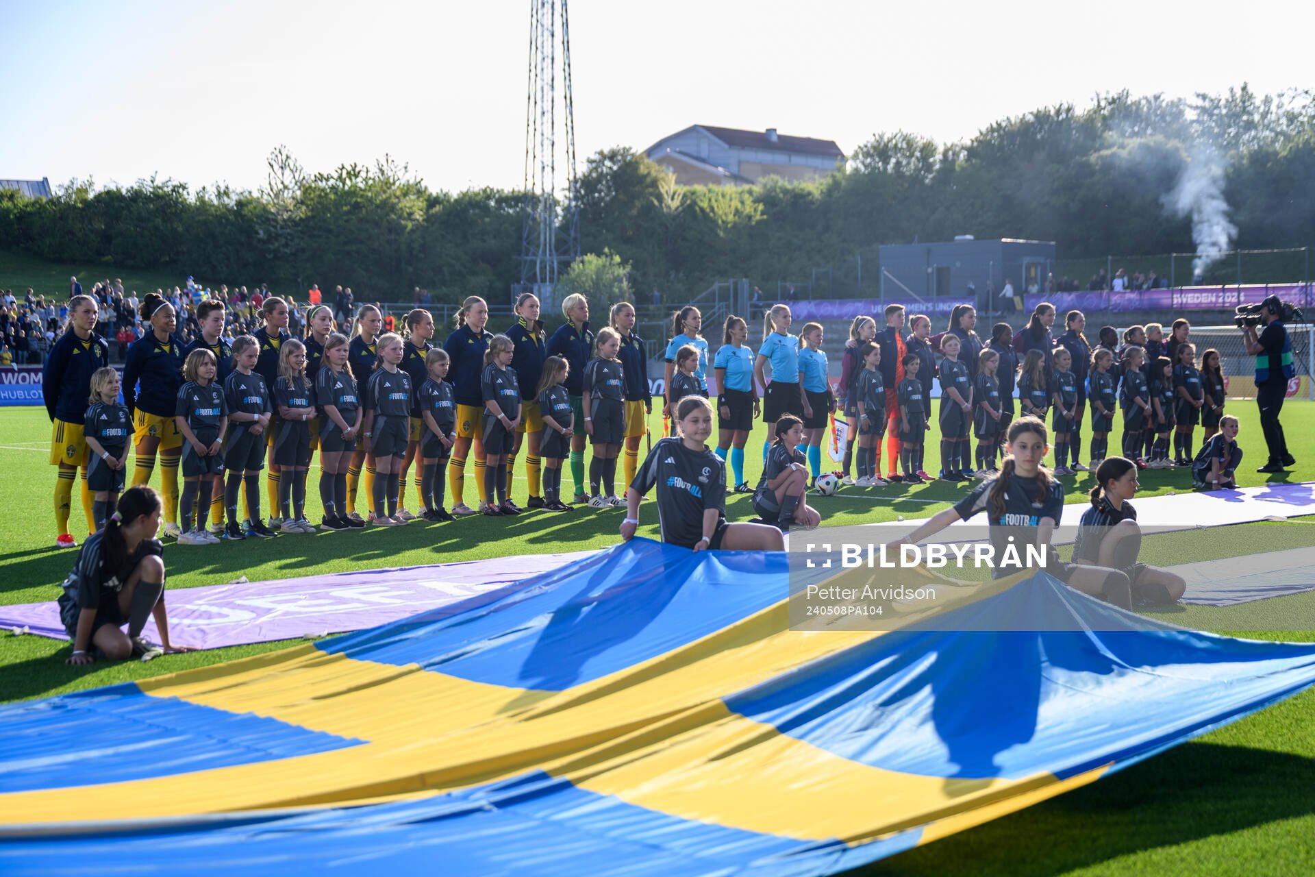Players of of Sweden and of England