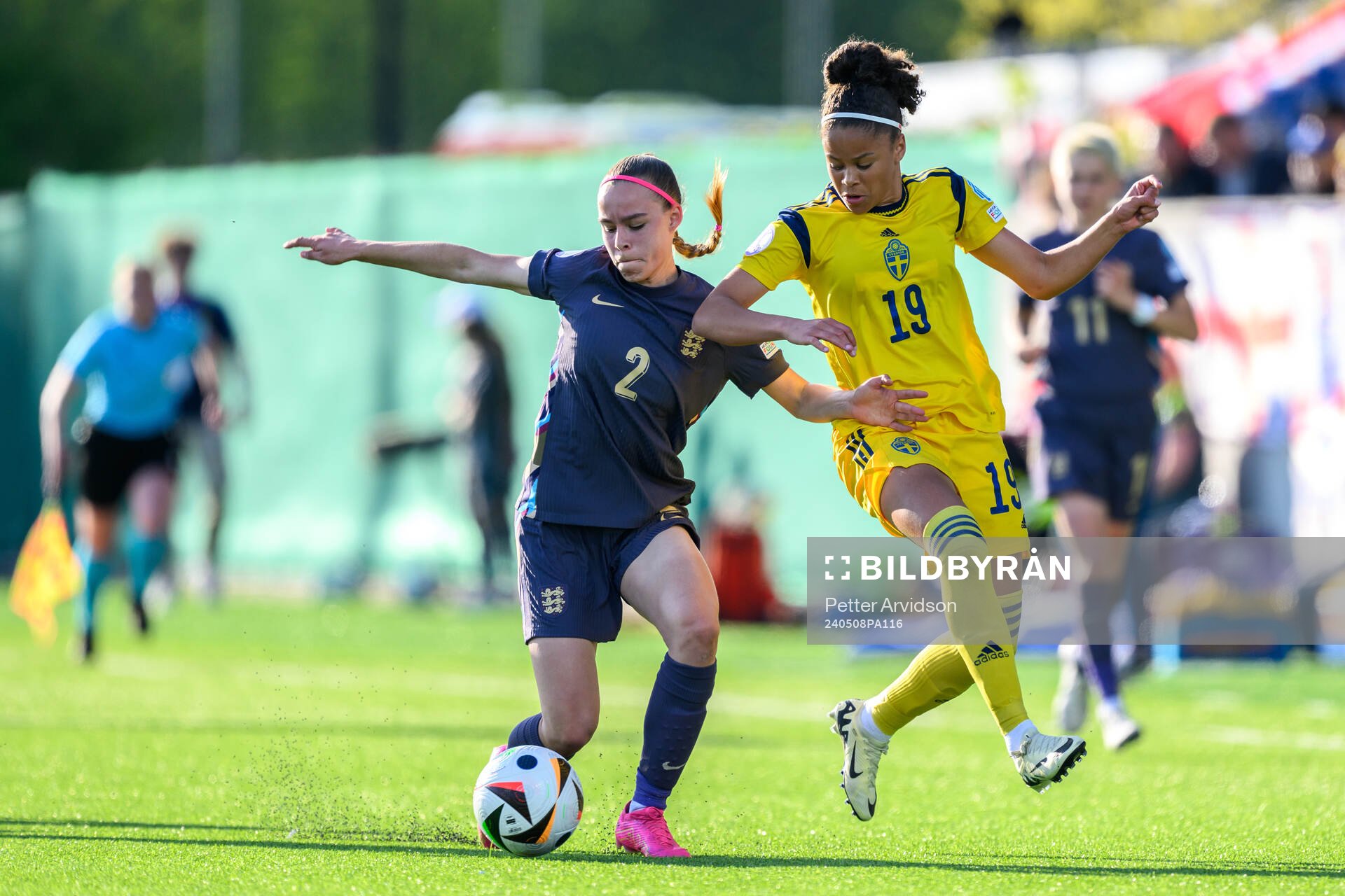 Nelly Las of England and Felicia Schröder of Sweden