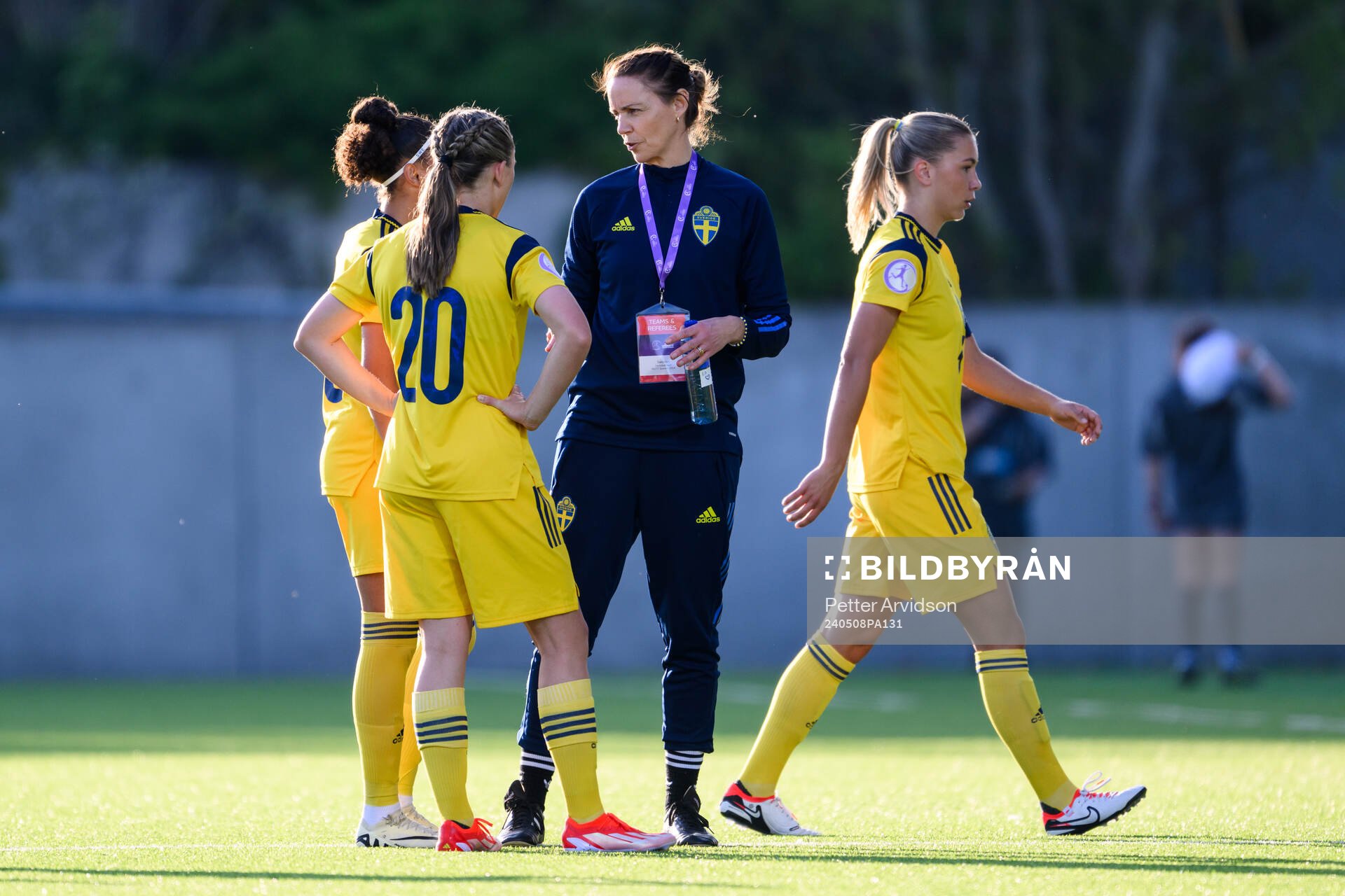 Head coach Lovisa Delby in talks with Felicia Schröder and