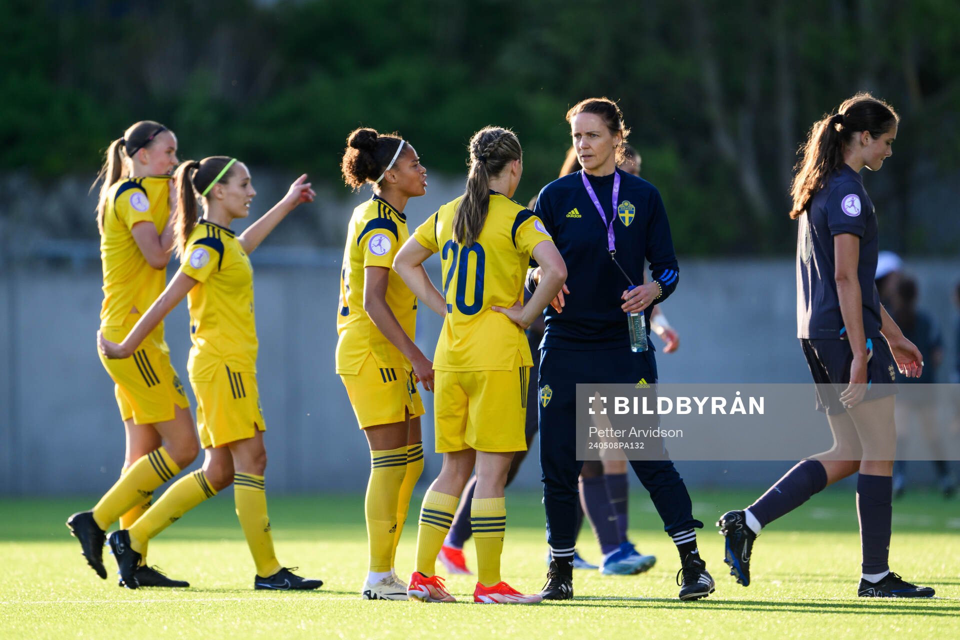 Head coach Lovisa Delby with Felicia Schröder and Nova
