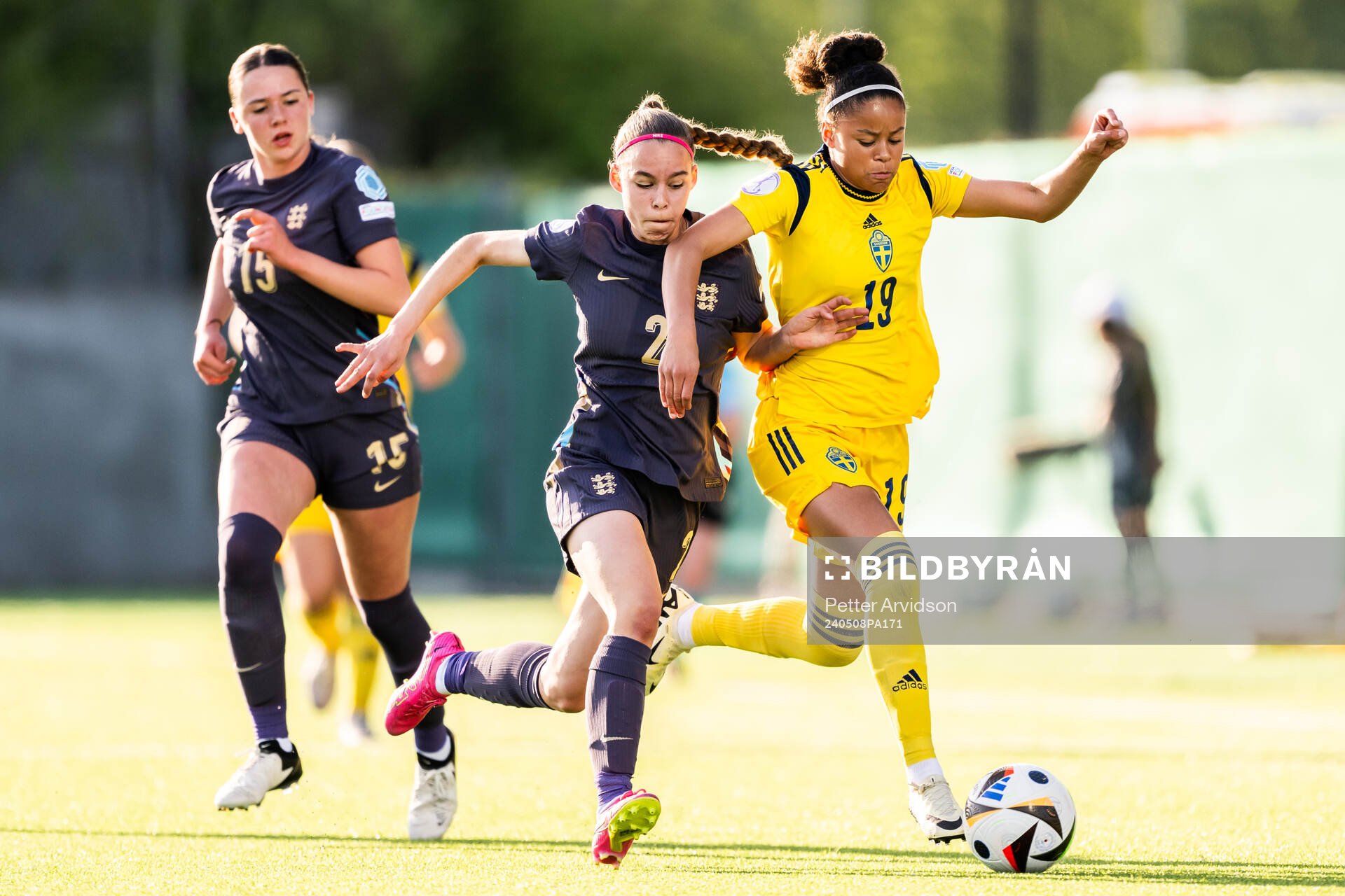 Nelly Las of England and Felicia Schröder of Sweden