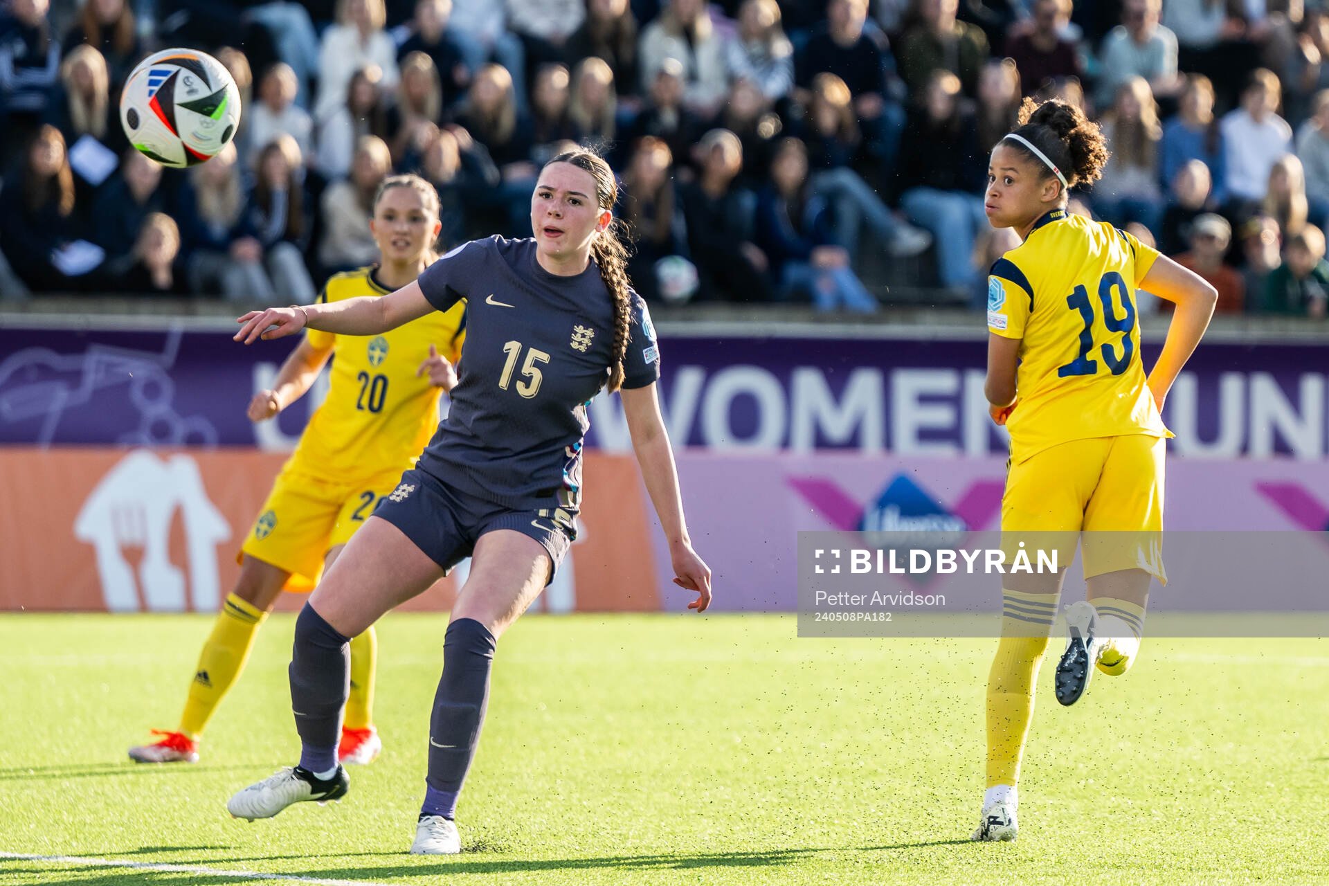 Felicia Schröder of Sweden scores the 1-1 goal