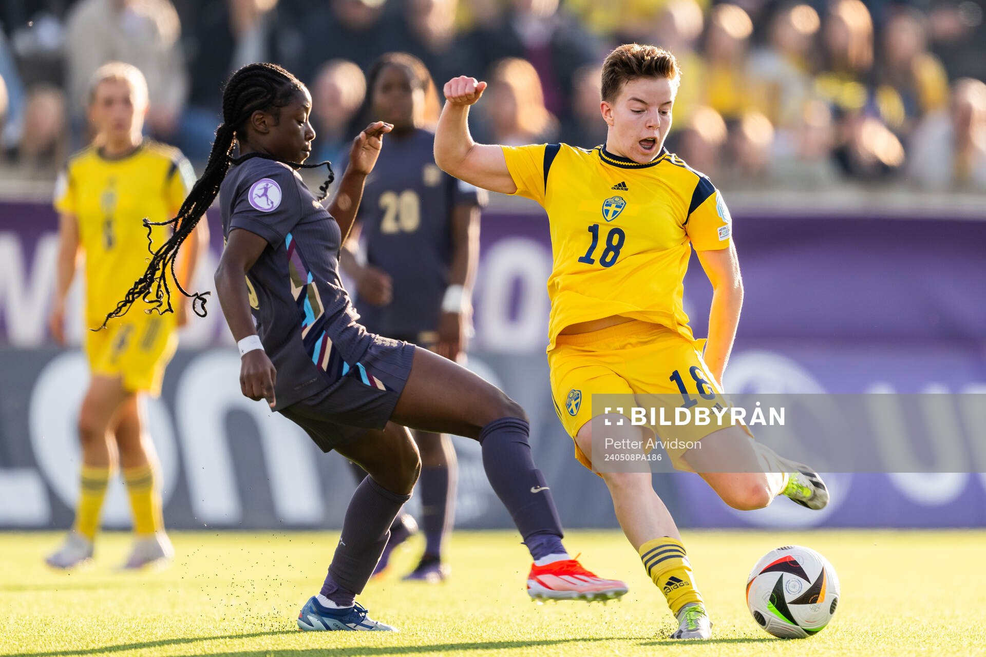 Omotara Junaid of England and Isabelle Goldmann of Sweden