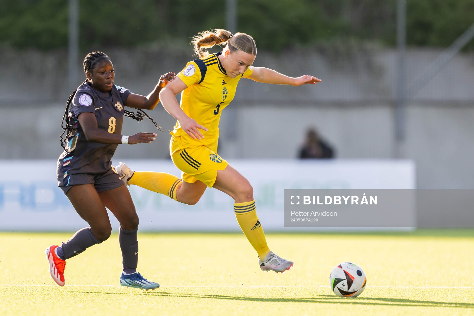 Omotara Junaid of England and Thindra Mattsson of Sweden during the UEFA European Women’s Under-17 Championship match between Sweden and England on May 8, 2024 in Lund.