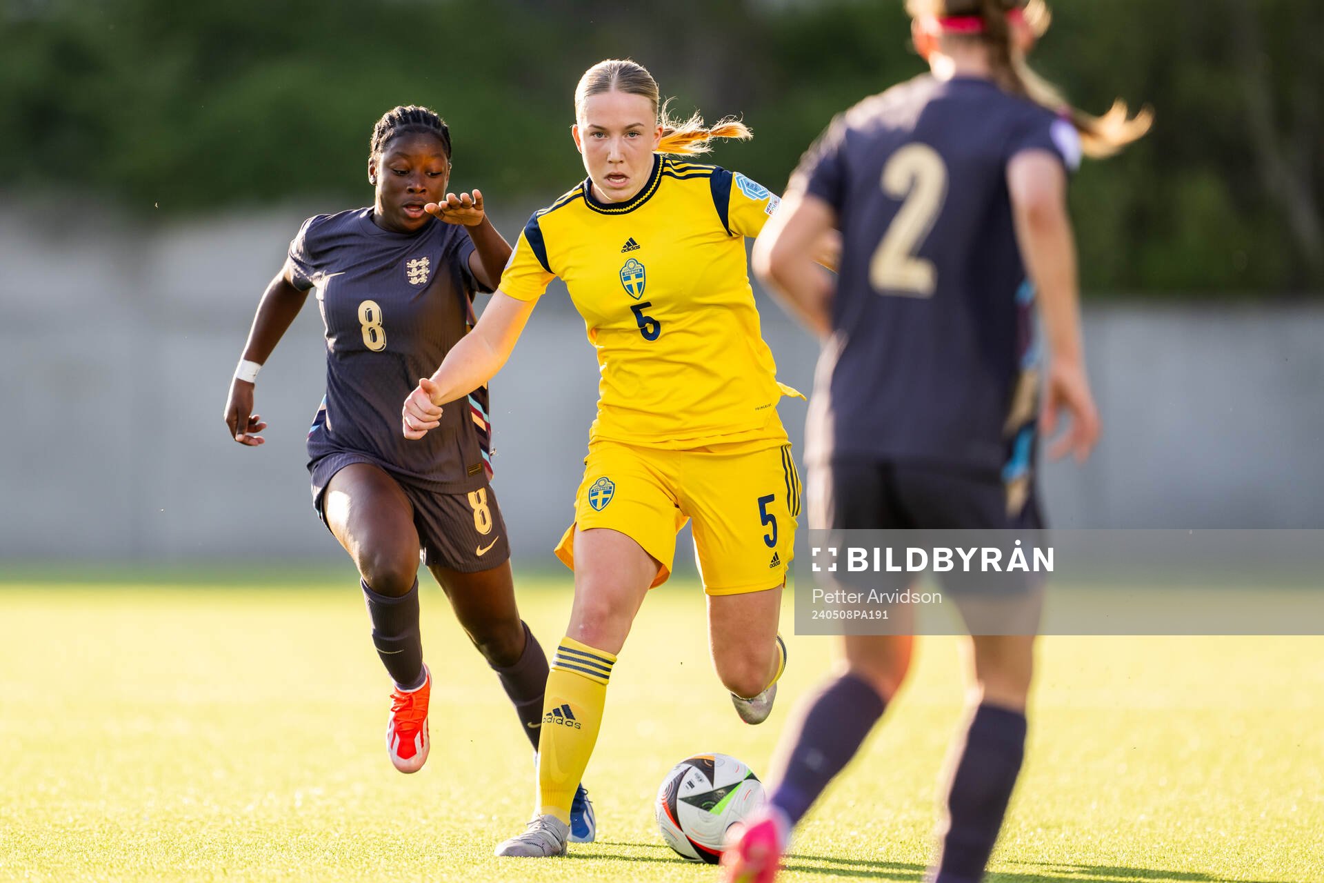 Omotara Junaid of England and Thindra Mattsson of Sweden