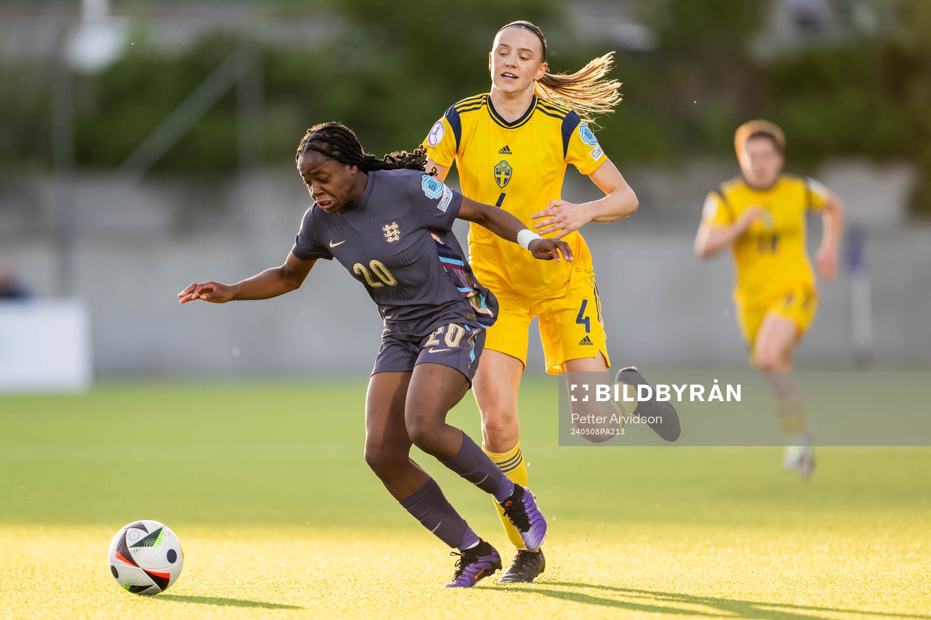 Jane Oboavwoduo of England and Fabienne Bartholdson of Sweden during the UEFA European Women’s Under-17 Championship match between Sweden and England on May 8, 2024 in Lund.