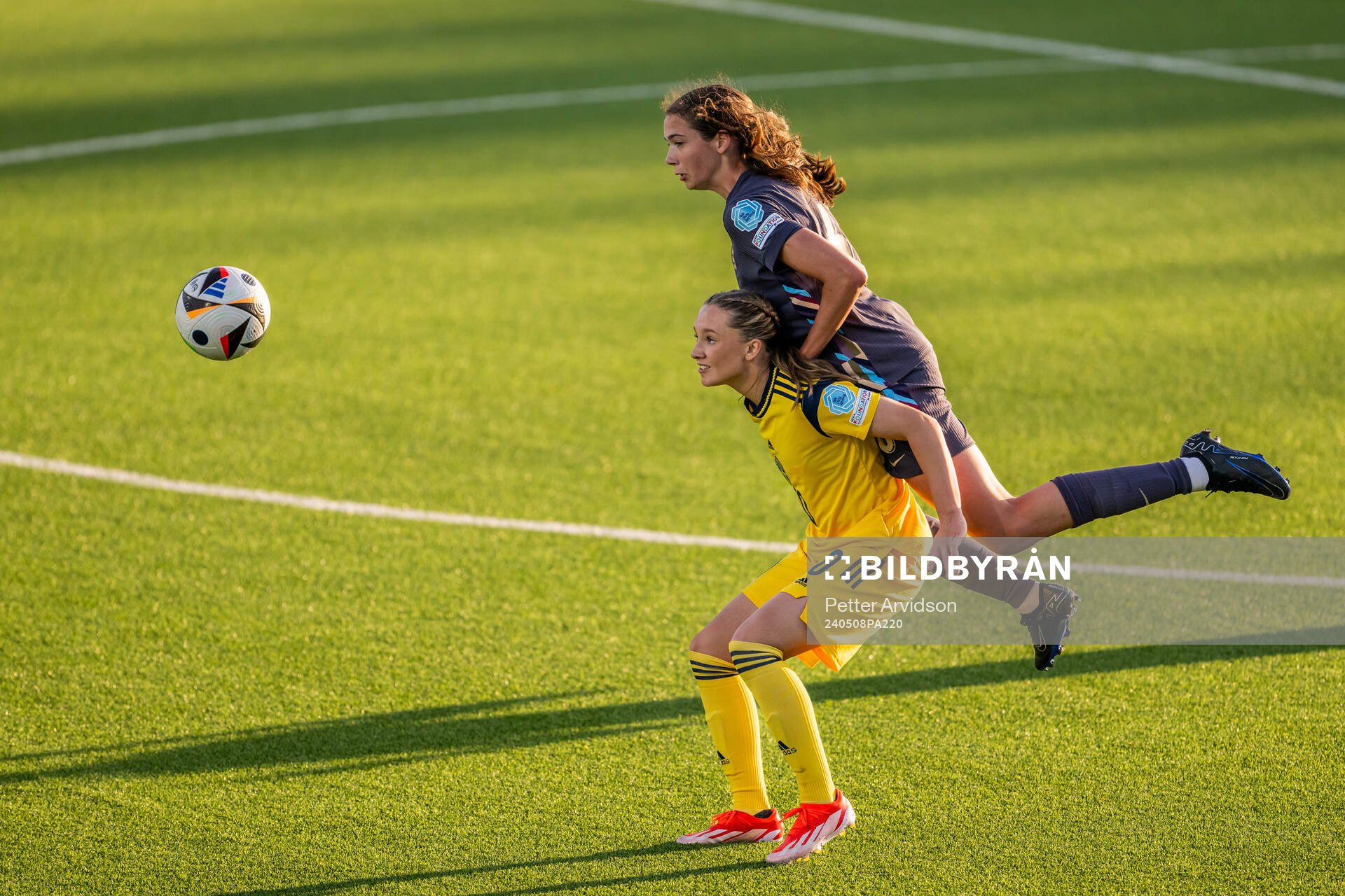 Nova Rolfsson of Sweden and Cecily Wellesley-Smith of