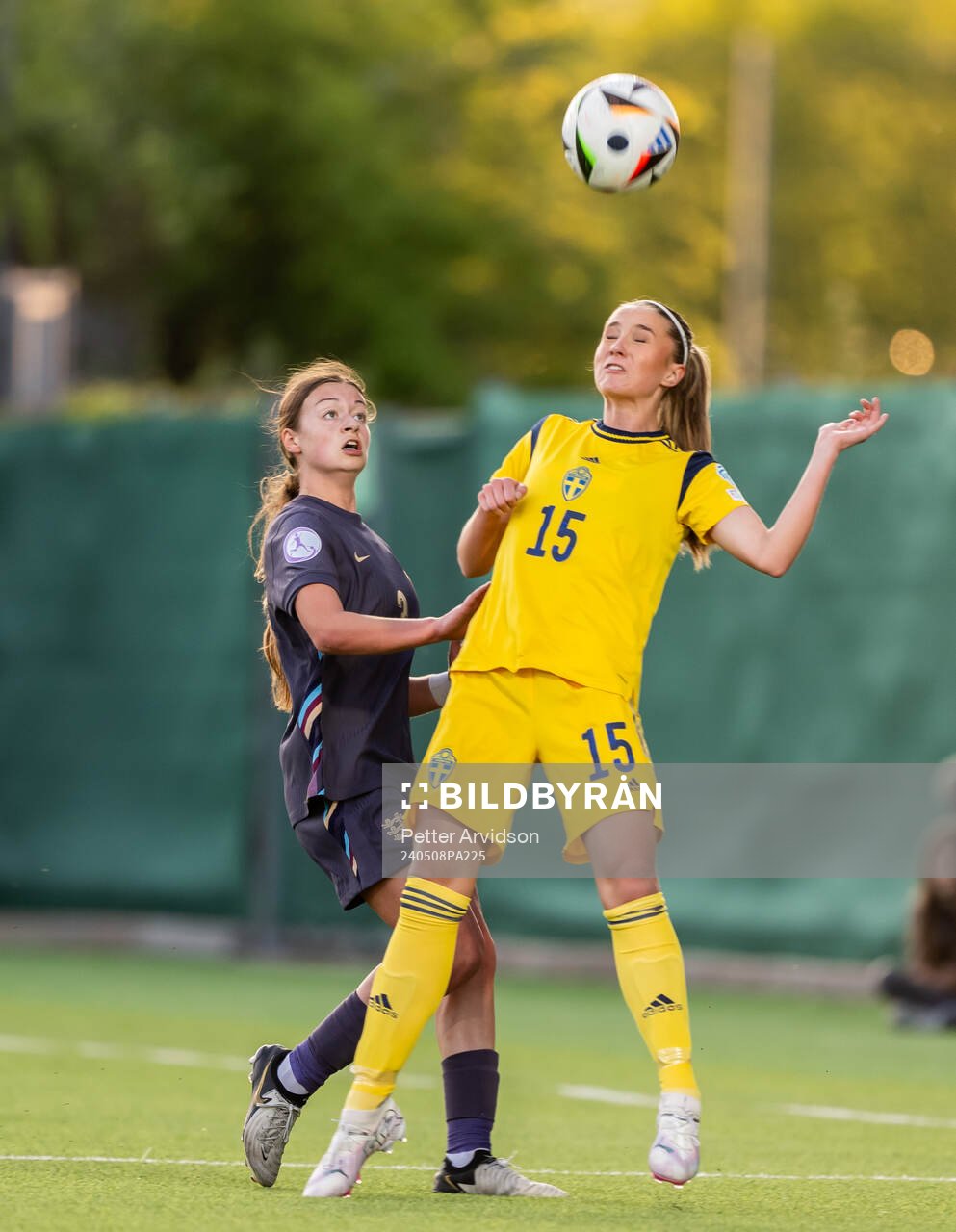 Nelly Las of England and Carmen Cernjul of Sweden