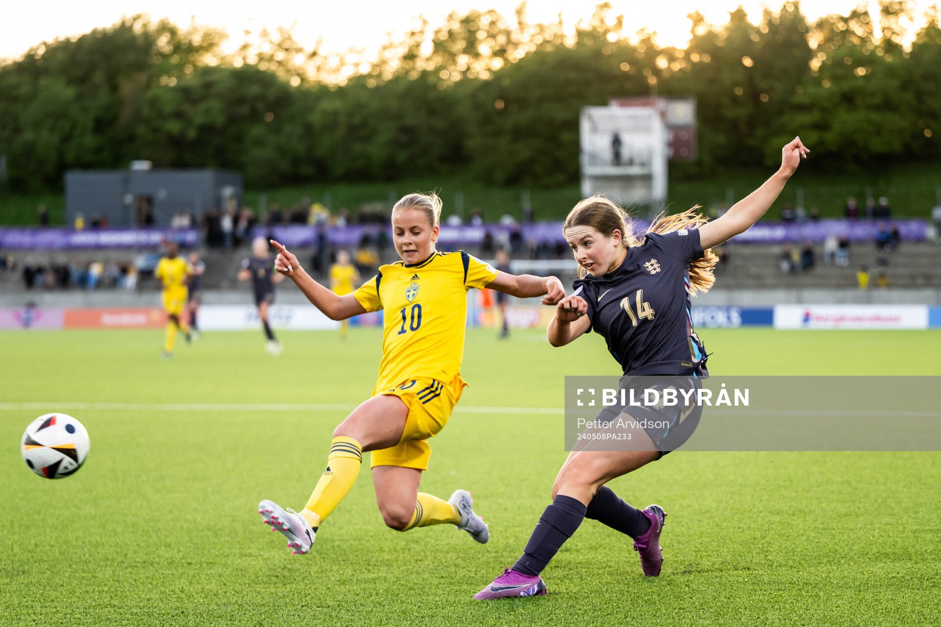 Maja Nilsson of Sweden and Emily Cassap of England