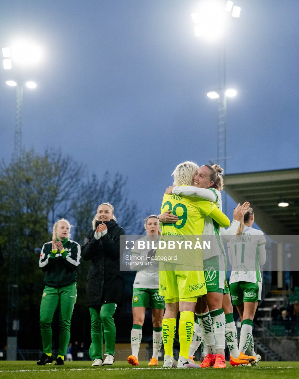 Hammarbys målvakt Moa Edrud och Julia Roddar jublar