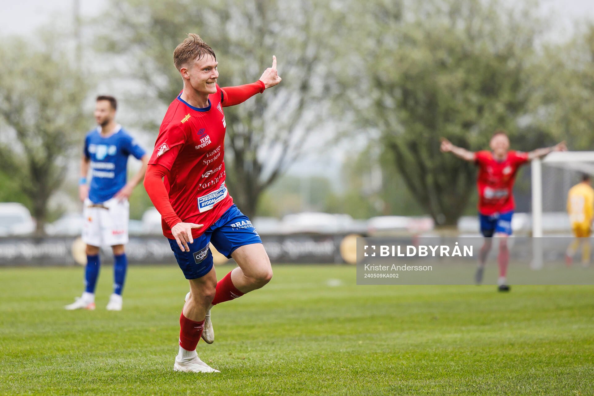 Tvååkers Oliver Brynéus jublar efter 1-0 under fotbollsmatchen i Ettan södra mellan Tvååker och Norrby den 9 maj 2024 i Tvååker. 