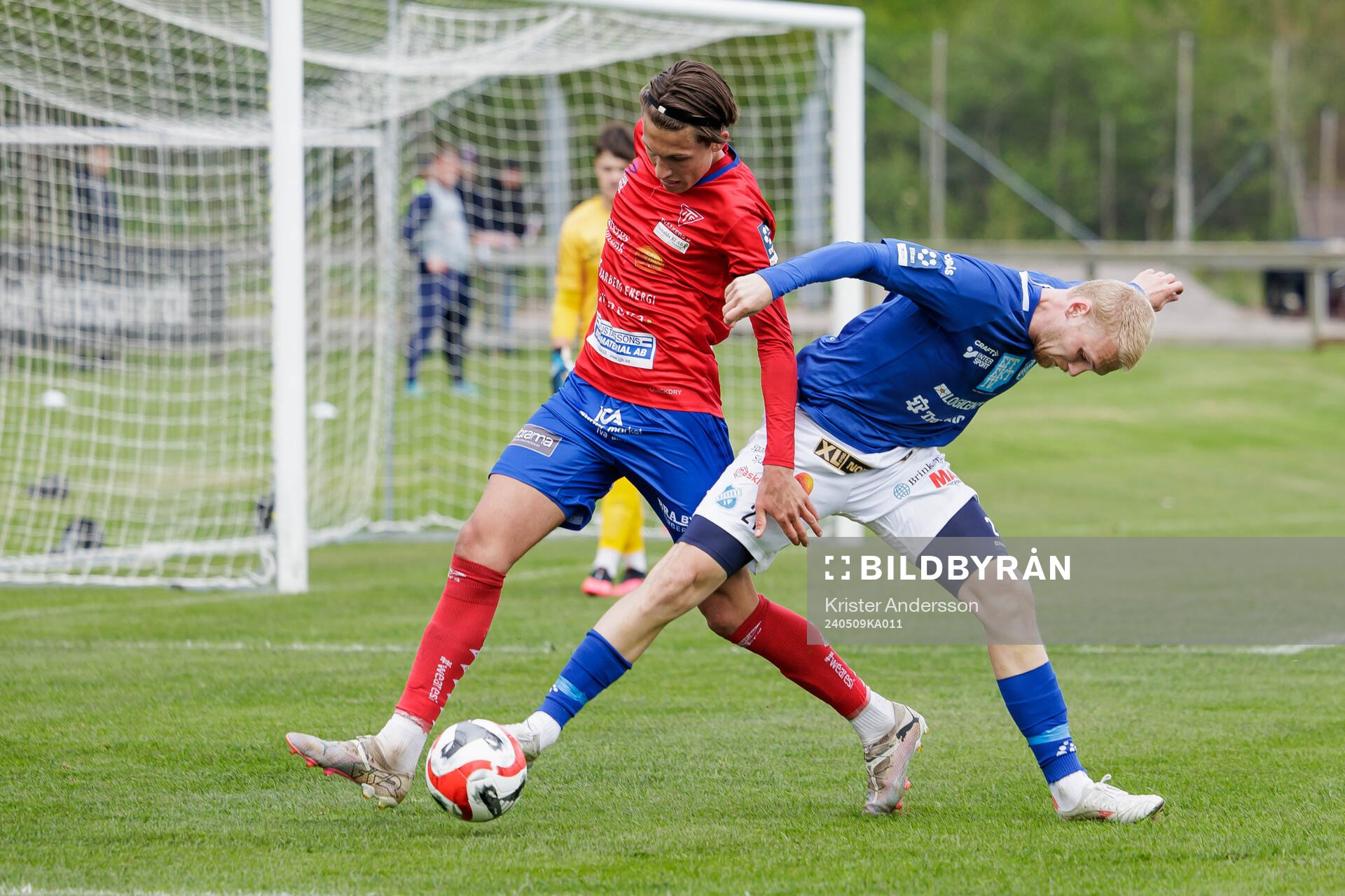 Tvååkers Noah Johansson och Norrbys Andreas Hansen under fotbollsmatchen i Ettan södra mellan Tvååker och Norrby den 9 maj 2024 i Tvååker.