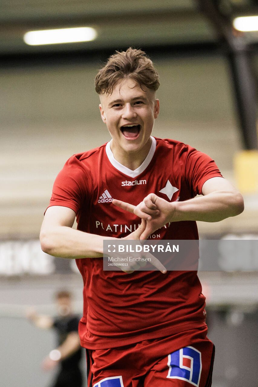IFK Norrköpings Åke Andersson jublar efter 1-3 på straff under finalen i ligacupen för P17 mellan IFK Göteborg och IFL Norrköping den 9 maj 2024 i Prioritet Serneke Arena.