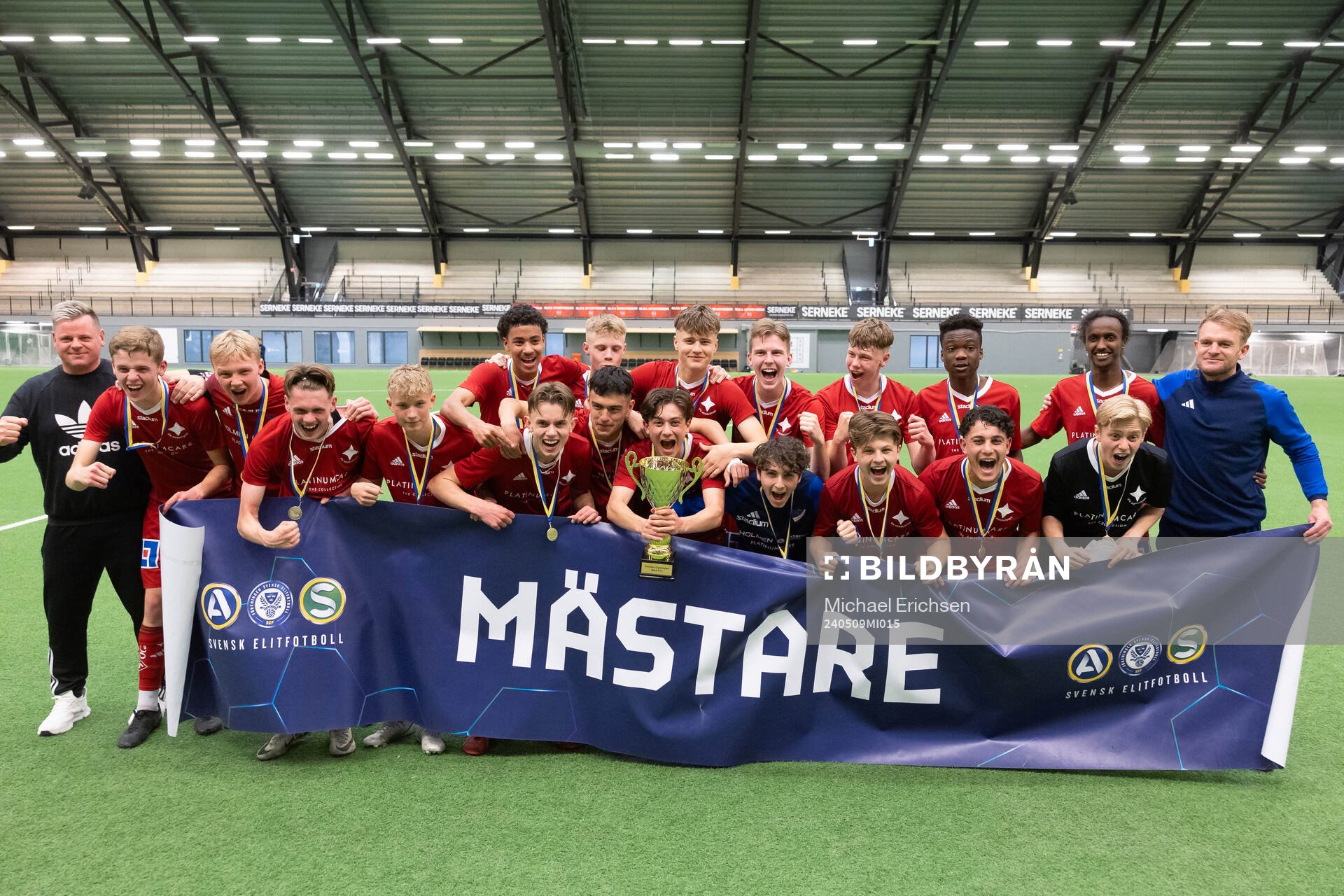 IFK Norrköpings spelare och ledare jublar