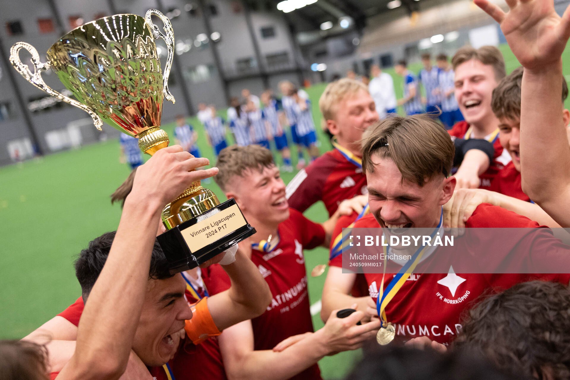 IFK Norrköpings spelare jublar med pokalen efter finalen i ligacupen för P17 mellan IFK Göteborg och IFL Norrköping den 9 maj 2024 i Prioritet Serneke Arena.